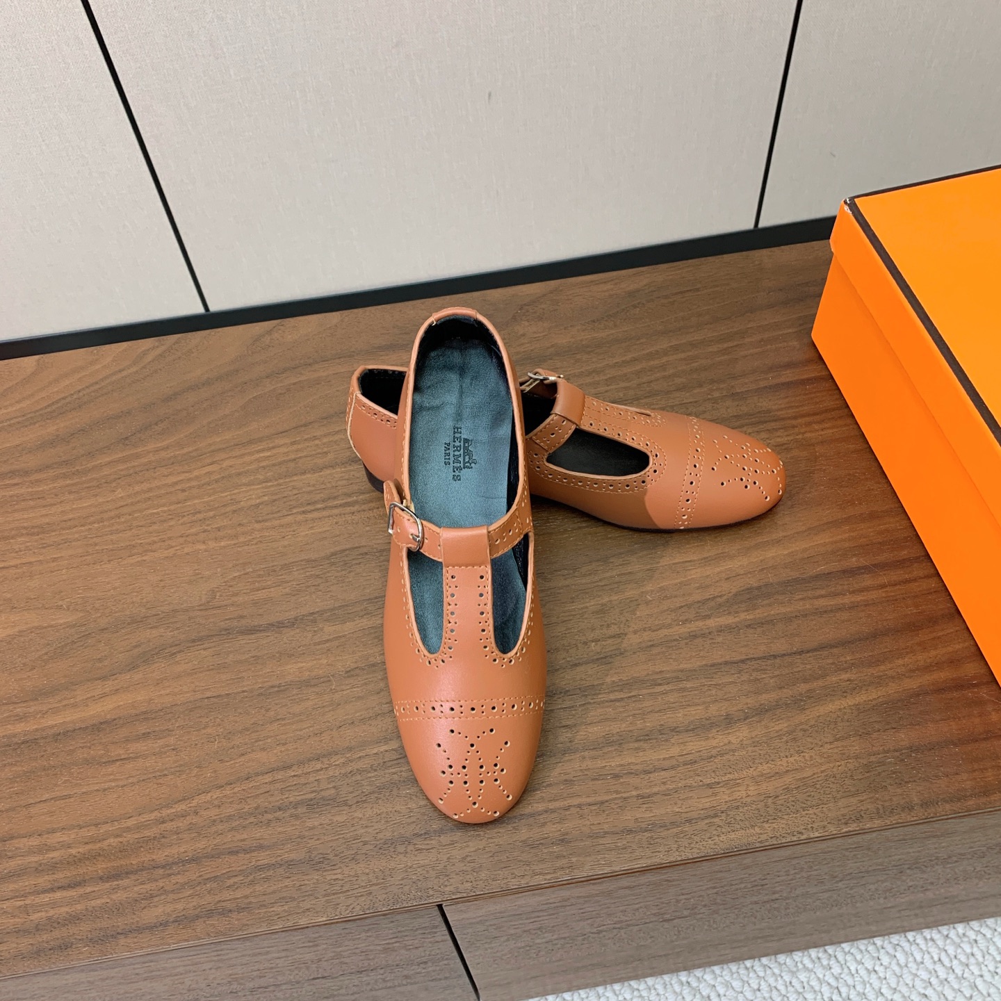 【Herm*s】玛丽珍单鞋。版型超正，上脚超级舒适不勒脚。鞋面定制镂空牛皮。羊皮内里及垫脚。真皮大底。 码数：35-42