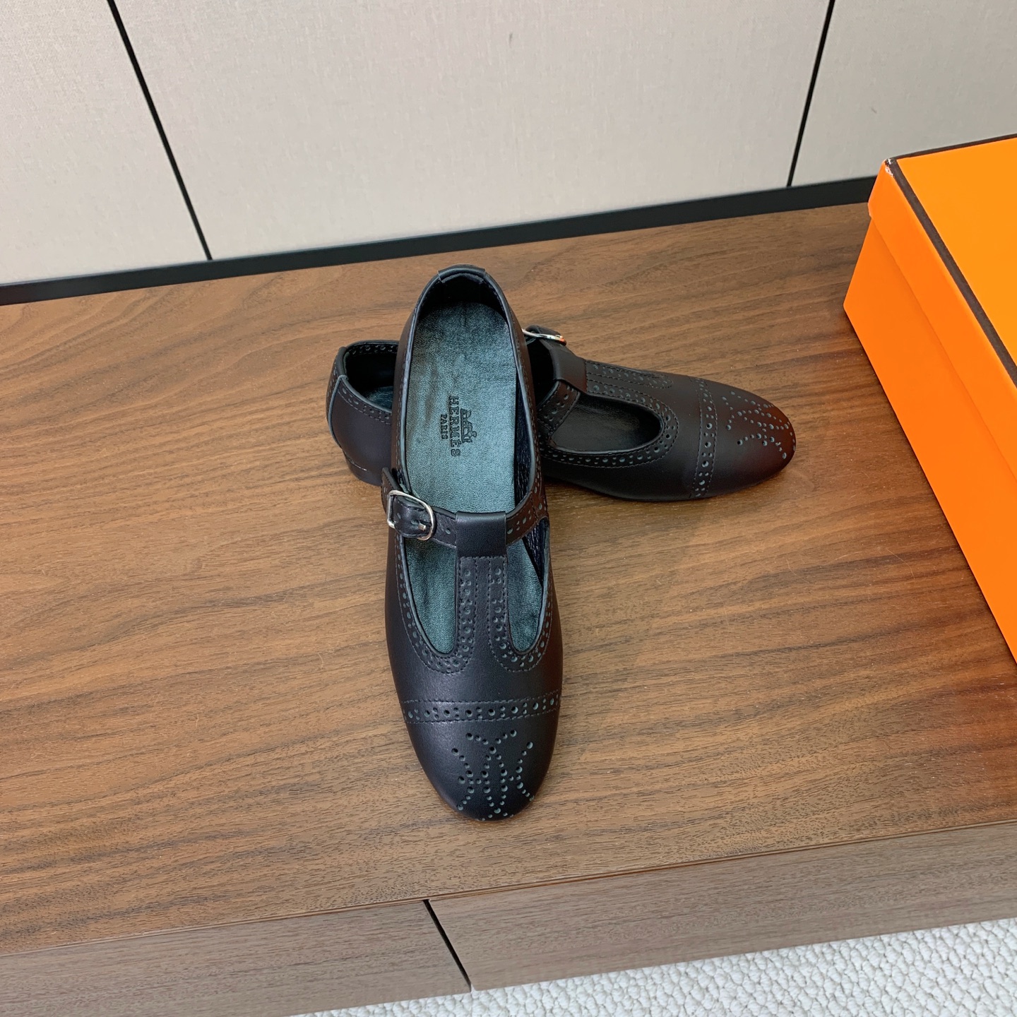 【Herm*s】玛丽珍单鞋。版型超正，上脚超级舒适不勒脚。鞋面定制镂空牛皮。羊皮内里及垫脚。真皮大底。 码数：35-42