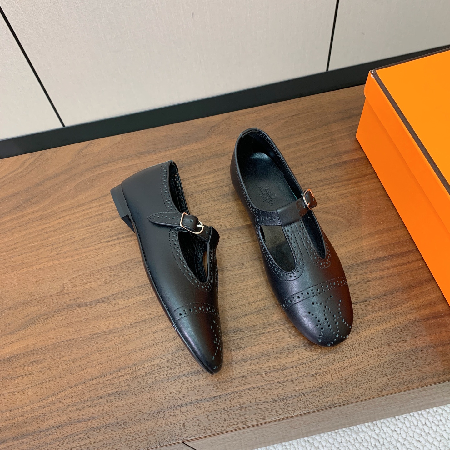 【Herm*s】玛丽珍单鞋。版型超正，上脚超级舒适不勒脚。鞋面定制镂空牛皮。羊皮内里及垫脚。真皮大底。 码数：35-42