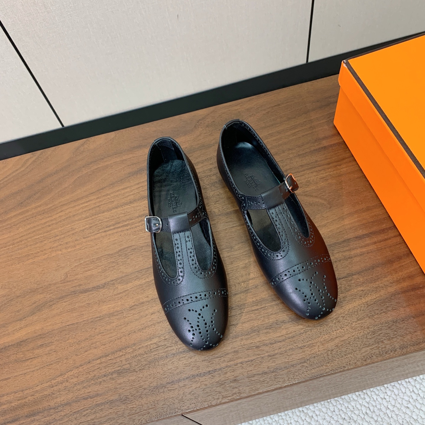 【Herm*s】玛丽珍单鞋。版型超正，上脚超级舒适不勒脚。鞋面定制镂空牛皮。羊皮内里及垫脚。真皮大底。 码数：35-42