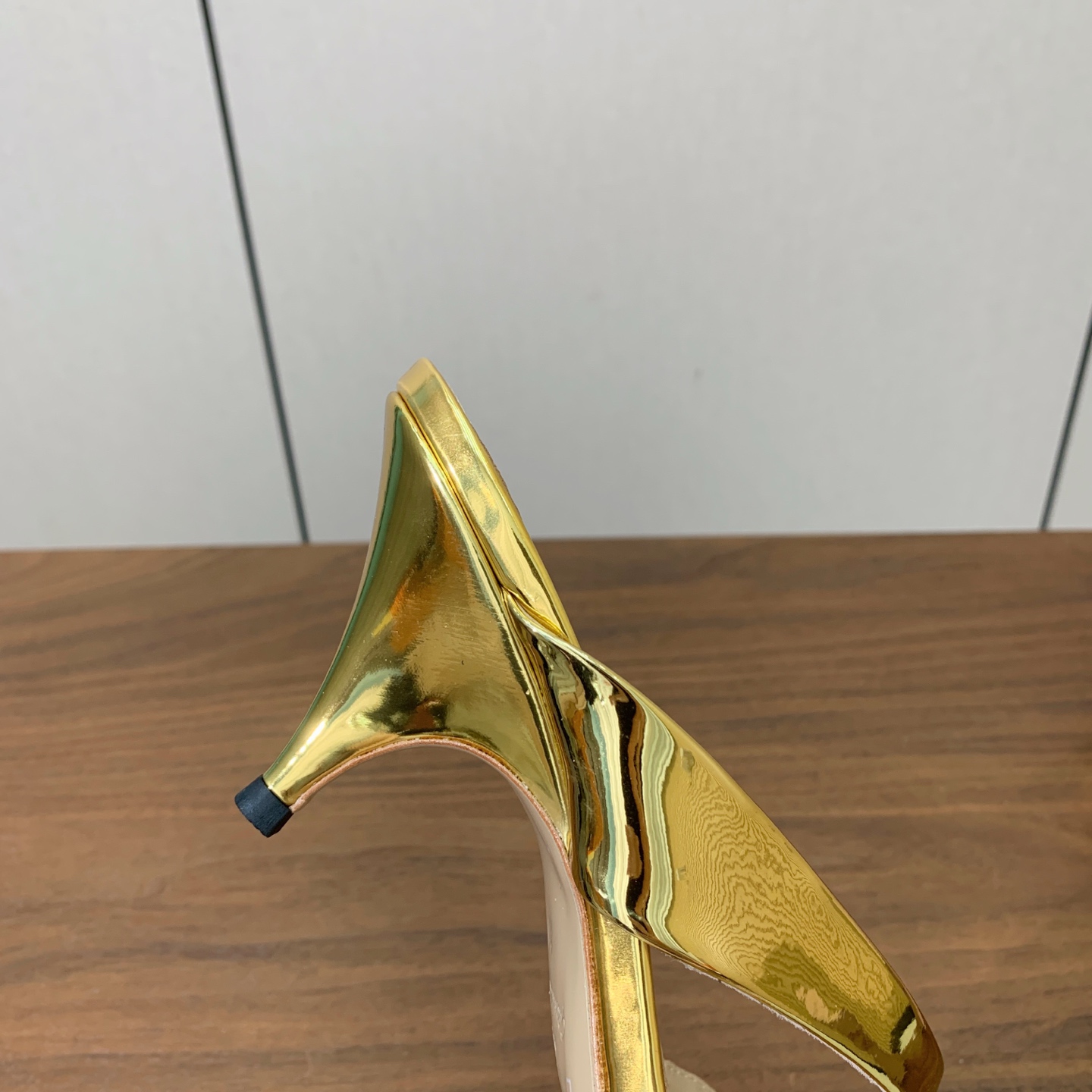 【Gianvit* Ross*】简约拖鞋。娇气又不失气质优雅的一款单品。女人味十足，让您在舒适中彰显时尚性格。鞋面漆皮，