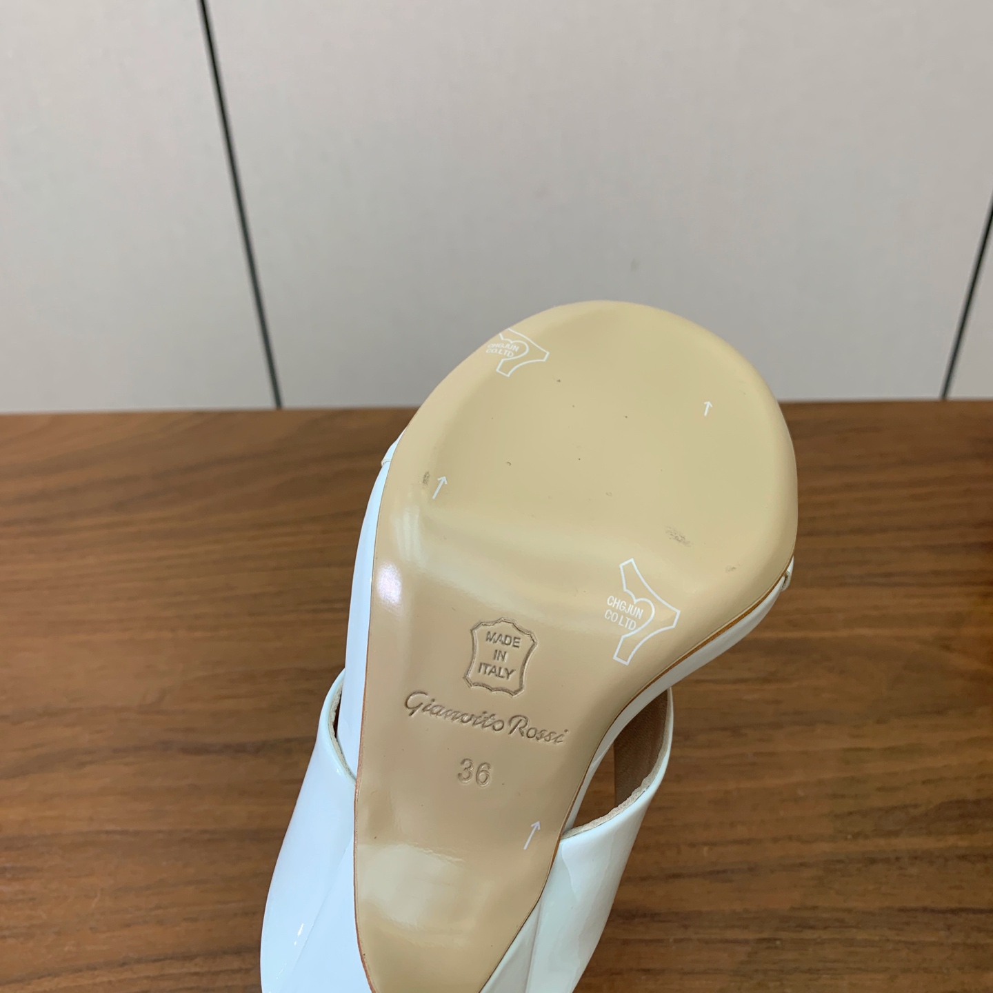 【Gianvit* Ross*】简约拖鞋。娇气又不失气质优雅的一款单品。女人味十足，让您在舒适中彰显时尚性格。鞋面漆皮，
