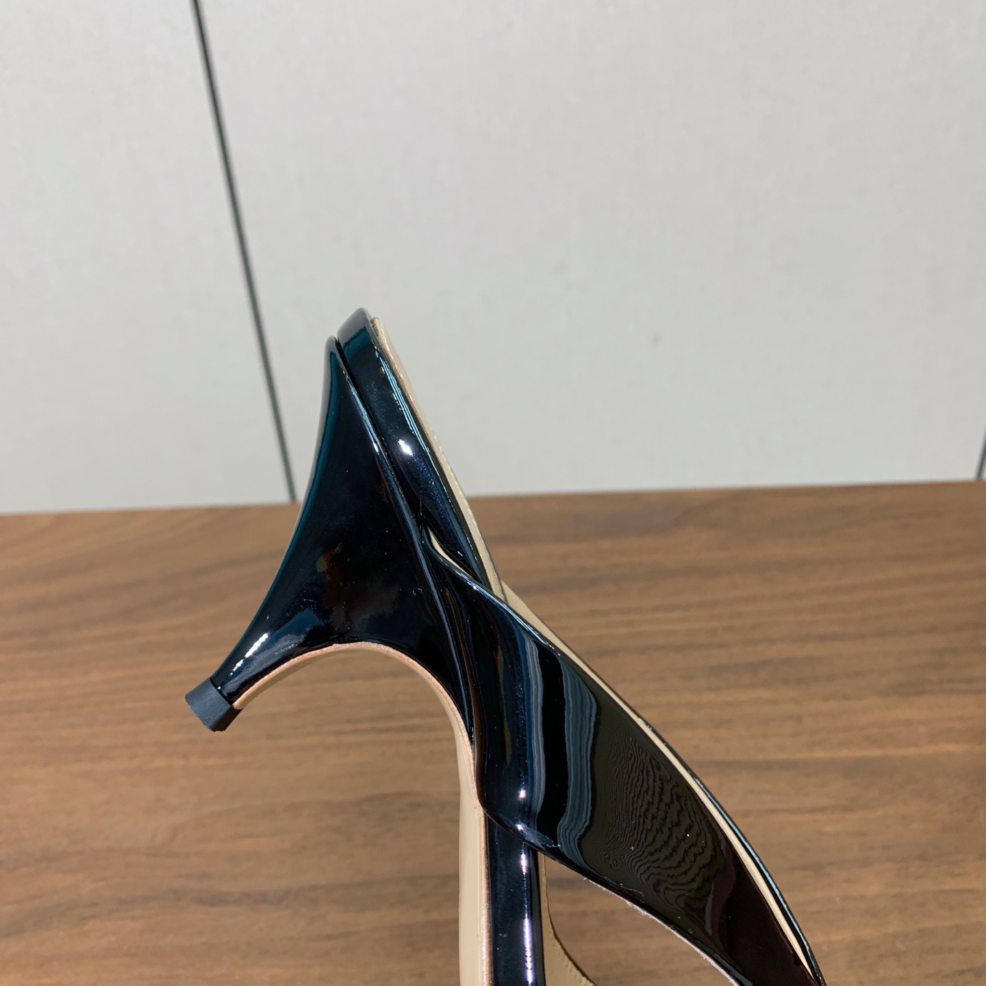 【Gianvit* Ross*】简约拖鞋。娇气又不失气质优雅的一款单品。女人味十足，让您在舒适中彰显时尚性格。鞋面漆皮，