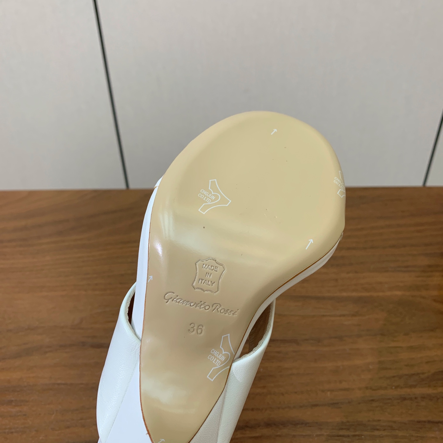 【Gianvit* Ross*】简约拖鞋。娇气又不失气质优雅的一款单品。女人味十足，让您在舒适中彰显时尚性格。鞋面漆皮，