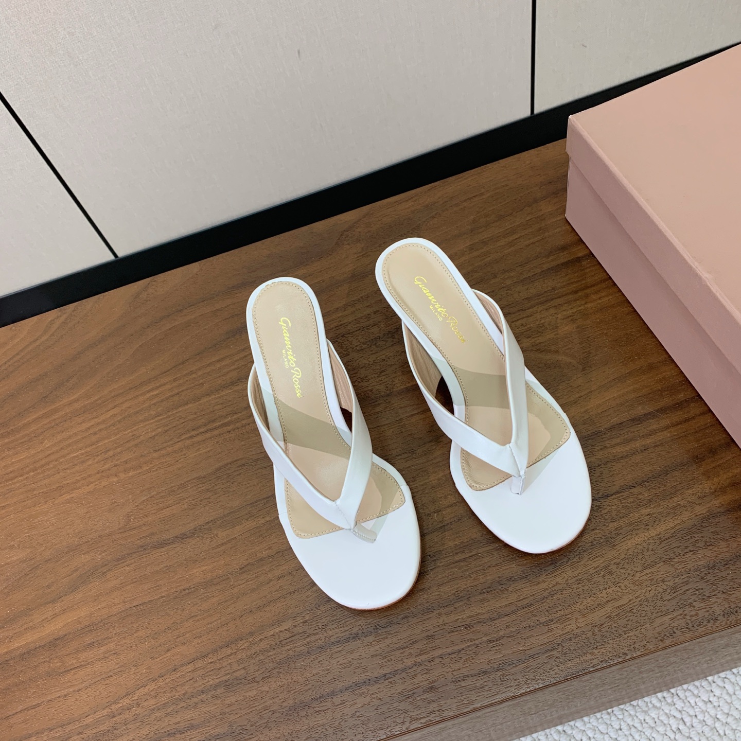 【Gianvit* Ross*】简约拖鞋。娇气又不失气质优雅的一款单品。女人味十足，让您在舒适中彰显时尚性格。鞋面漆皮，