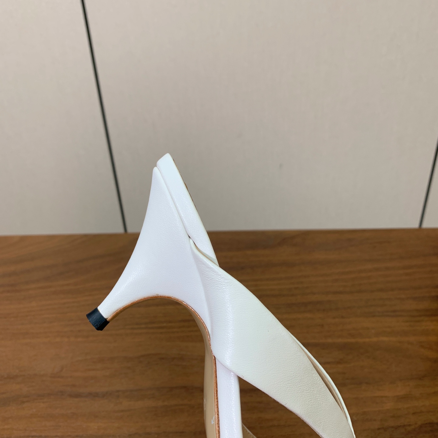 【Gianvit* Ross*】简约拖鞋。娇气又不失气质优雅的一款单品。女人味十足，让您在舒适中彰显时尚性格。鞋面漆皮，