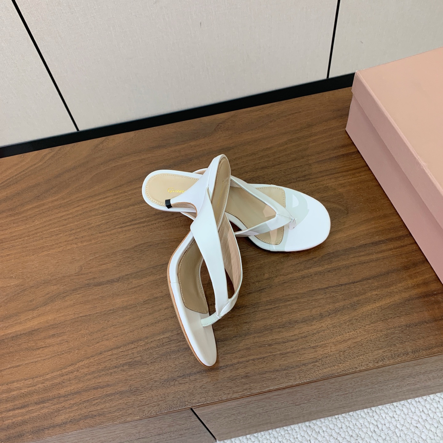 【Gianvit* Ross*】简约拖鞋。娇气又不失气质优雅的一款单品。女人味十足，让您在舒适中彰显时尚性格。鞋面漆皮，