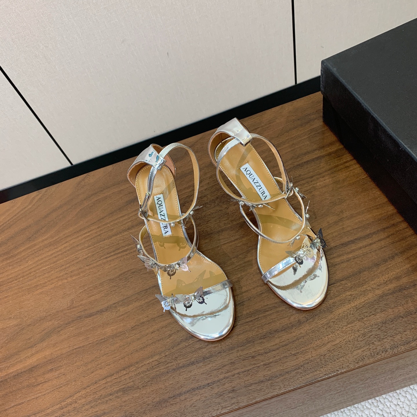 【AQUAZZUR* 】蝴蝶扣凉鞋。性感的代言品牌。鞋面羊京、镜面皮。羊皮垫脚，真皮大底。跟高9.5cm 码数：35-4