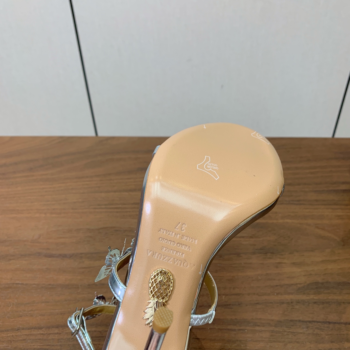 【AQUAZZUR* 】蝴蝶扣凉鞋。性感的代言品牌。鞋面羊京、镜面皮。羊皮垫脚，真皮大底。跟高9.5cm 码数：35-4