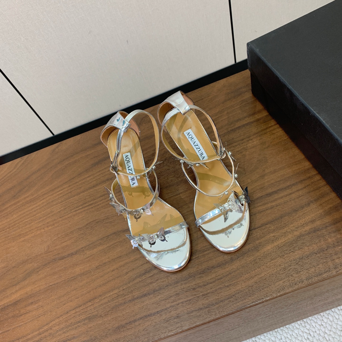 【AQUAZZUR* 】蝴蝶扣凉鞋。性感的代言品牌。鞋面羊京、镜面皮。羊皮垫脚，真皮大底。跟高9.5cm 码数：35-4