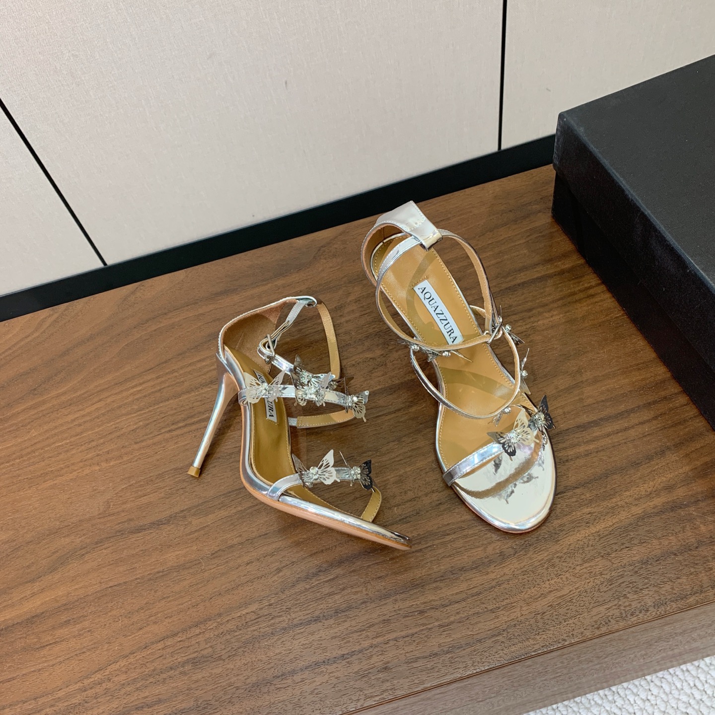 【AQUAZZUR* 】蝴蝶扣凉鞋。性感的代言品牌。鞋面羊京、镜面皮。羊皮垫脚，真皮大底。跟高9.5cm 码数：35-4