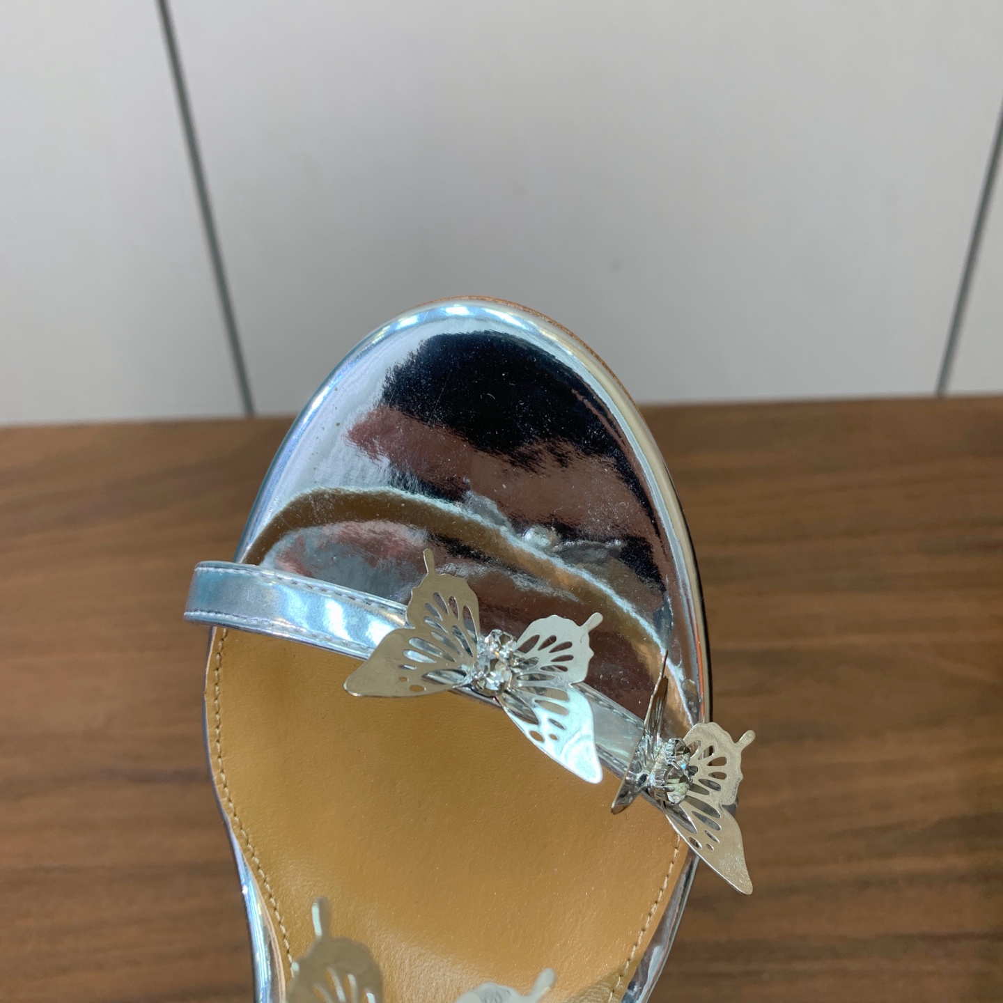 【AQUAZZUR* 】蝴蝶扣凉鞋。性感的代言品牌。鞋面羊京、镜面皮。羊皮垫脚，真皮大底。跟高9.5cm 码数：35-4