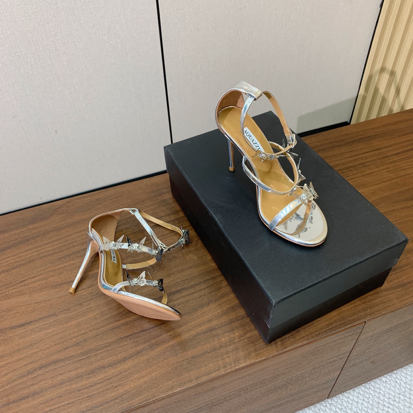 【AQUAZZUR* 】蝴蝶扣凉鞋。性感的代言品牌。鞋面羊京、镜面皮。羊皮垫脚，真皮大底。跟高9.5cm 码数：35-4