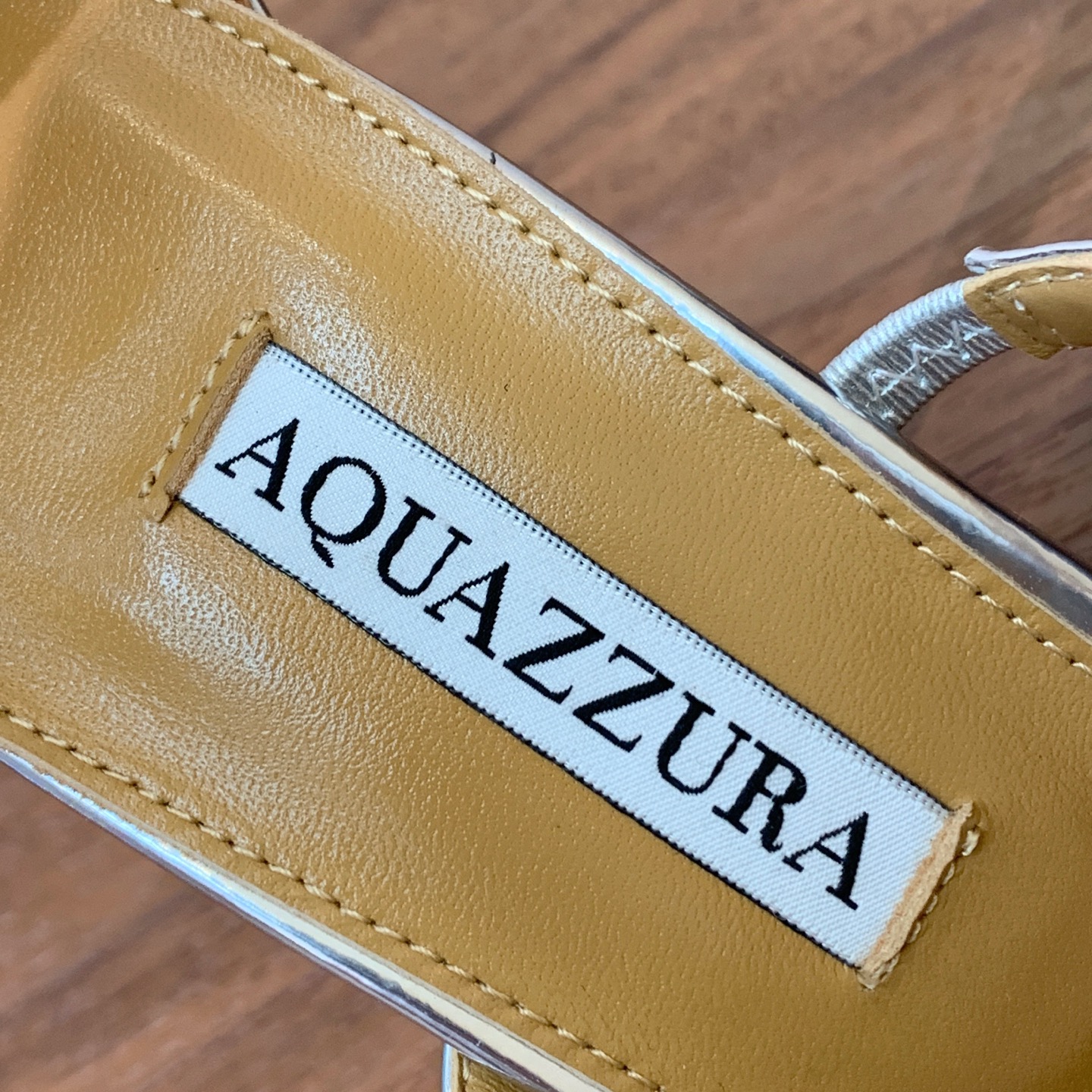 【AQUAZZUR* 】蝴蝶扣凉鞋。性感的代言品牌。鞋面羊京、镜面皮。羊皮垫脚，真皮大底。跟高9.5cm 码数：35-4