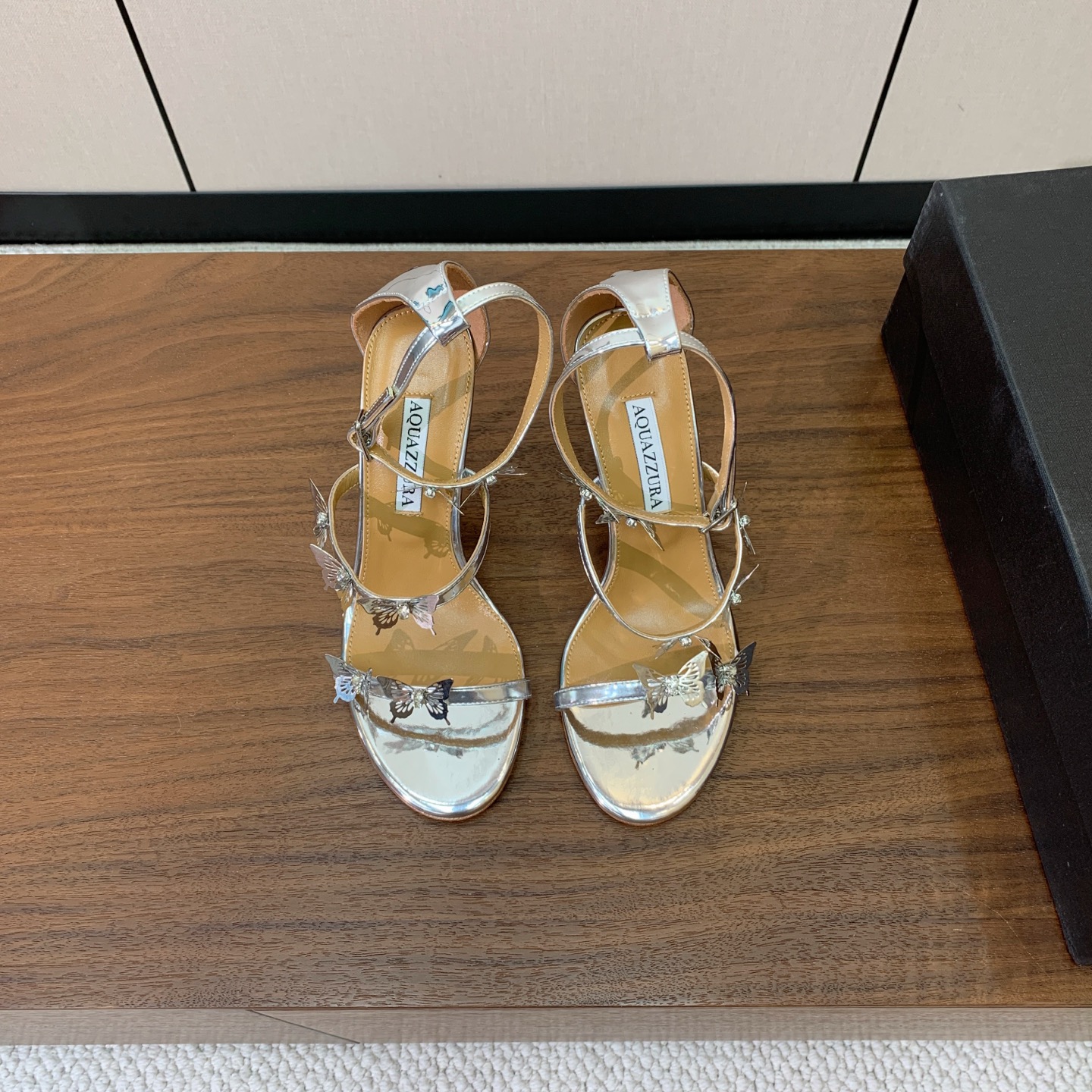 【AQUAZZUR* 】蝴蝶扣凉鞋。性感的代言品牌。鞋面羊京、镜面皮。羊皮垫脚,真皮大底。跟高9.5cm 码数:35-4 【AQUAZZUR* 】蝴蝶扣凉鞋。性感的代言品牌。鞋面羊京、镜面皮。羊皮垫脚,真皮大底。跟高9.5cm 码数:35-4