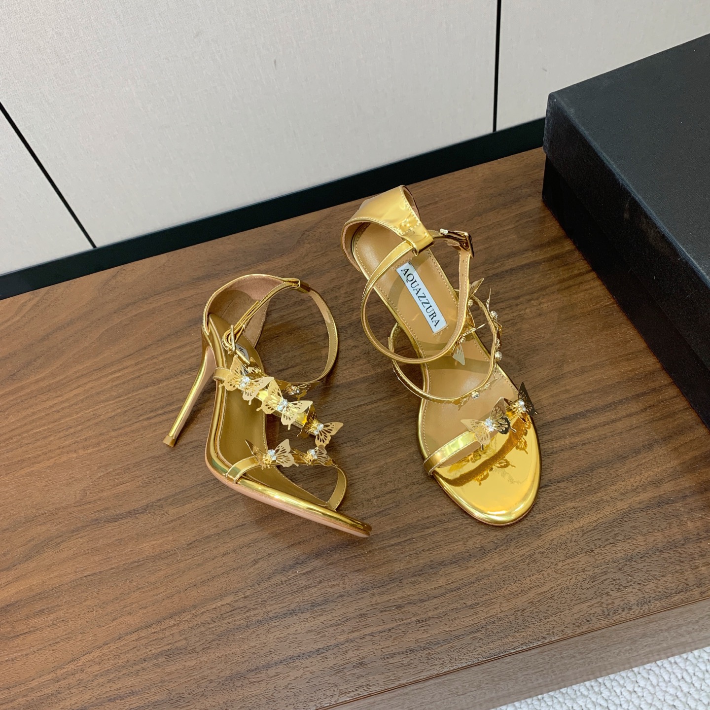 【AQUAZZUR* 】蝴蝶扣凉鞋。性感的代言品牌。鞋面羊京、镜面皮。羊皮垫脚，真皮大底。跟高9.5cm 码数：35-4