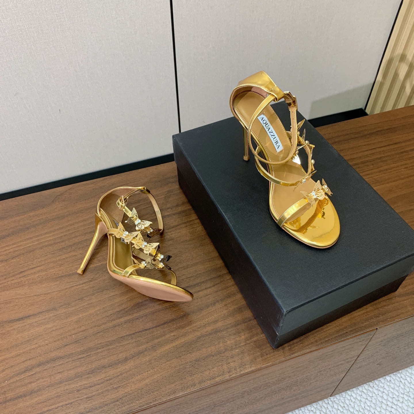 【AQUAZZUR* 】蝴蝶扣凉鞋。性感的代言品牌。鞋面羊京、镜面皮。羊皮垫脚，真皮大底。跟高9.5cm 码数：35-4