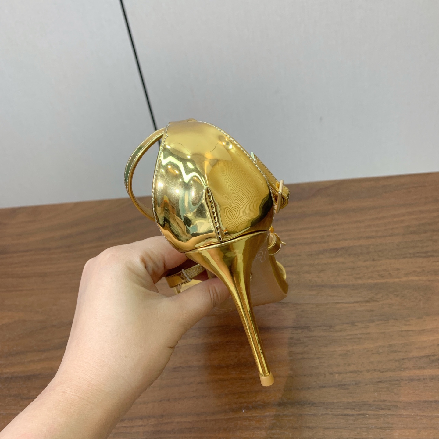 【AQUAZZUR* 】蝴蝶扣凉鞋。性感的代言品牌。鞋面羊京、镜面皮。羊皮垫脚，真皮大底。跟高9.5cm 码数：35-4