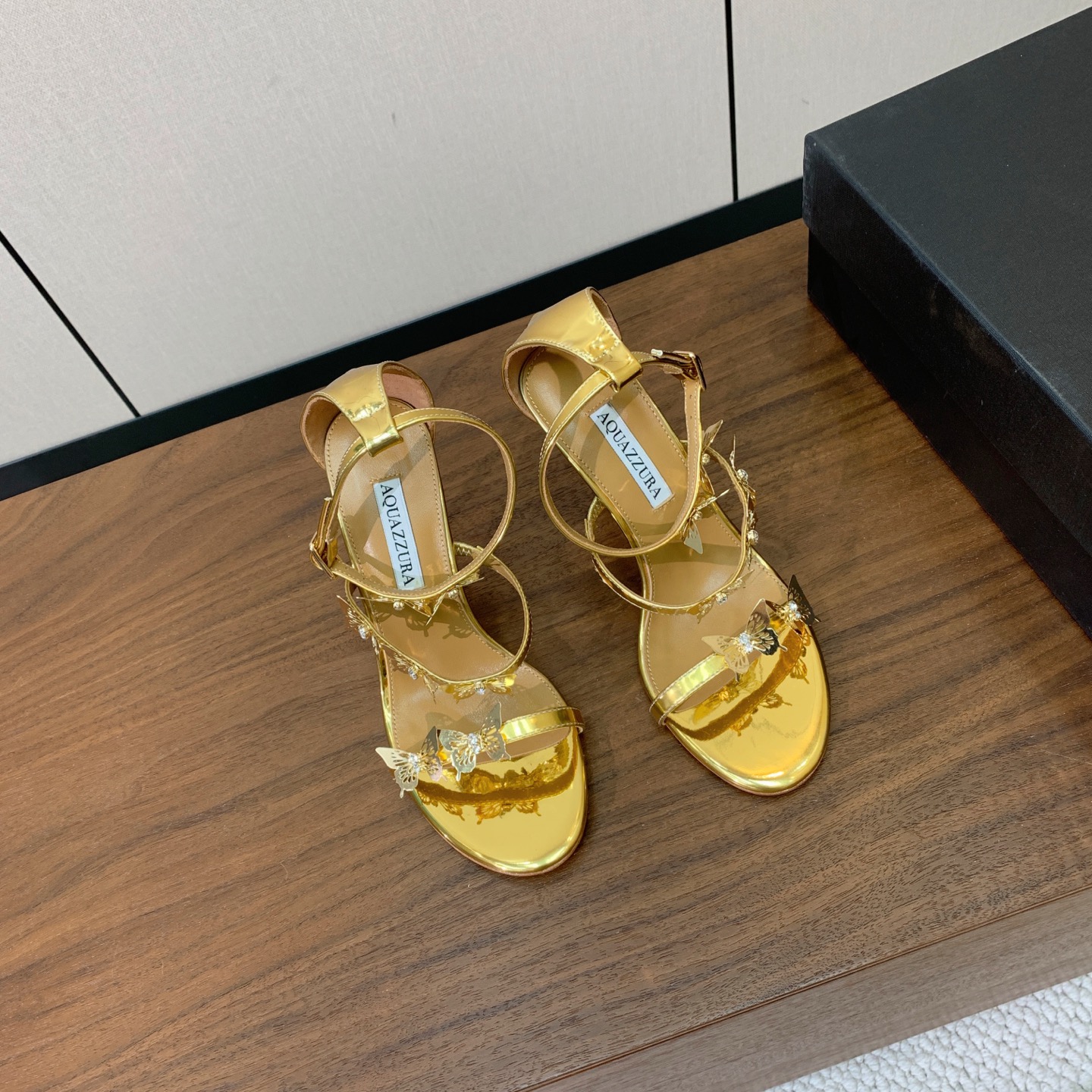 【AQUAZZUR* 】蝴蝶扣凉鞋。性感的代言品牌。鞋面羊京、镜面皮。羊皮垫脚，真皮大底。跟高9.5cm 码数：35-4