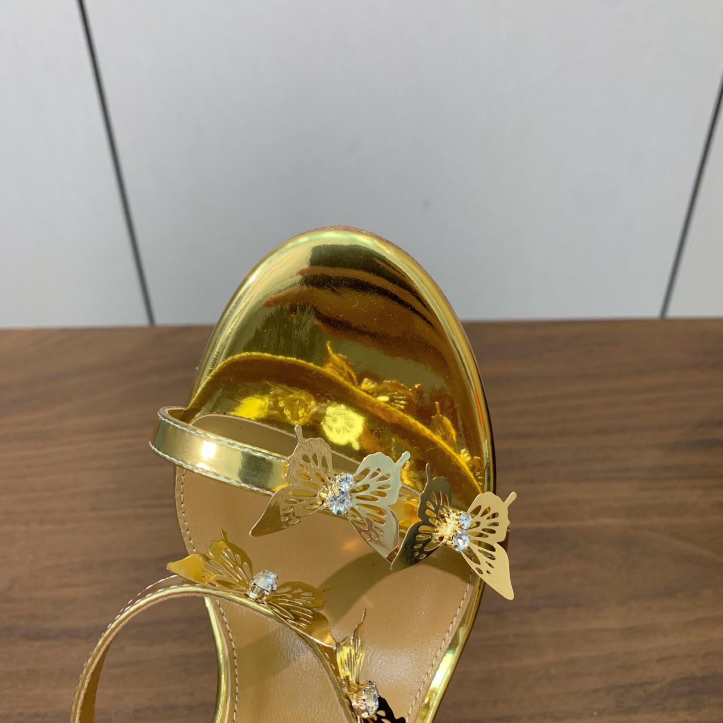 【AQUAZZUR* 】蝴蝶扣凉鞋。性感的代言品牌。鞋面羊京、镜面皮。羊皮垫脚，真皮大底。跟高9.5cm 码数：35-4