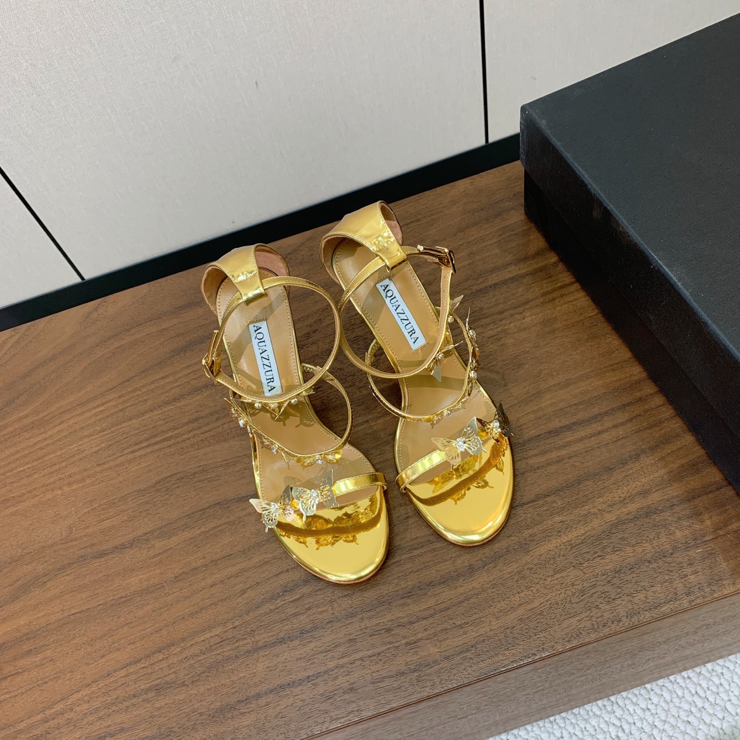 【AQUAZZUR* 】蝴蝶扣凉鞋。性感的代言品牌。鞋面羊京、镜面皮。羊皮垫脚，真皮大底。跟高9.5cm 码数：35-4