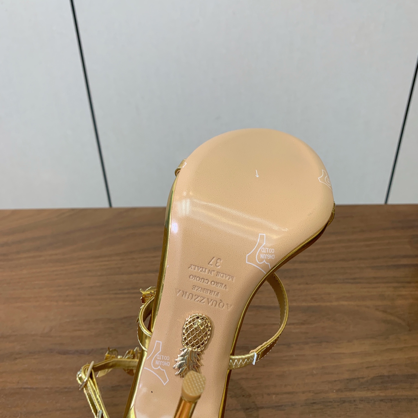 【AQUAZZUR* 】蝴蝶扣凉鞋。性感的代言品牌。鞋面羊京、镜面皮。羊皮垫脚，真皮大底。跟高9.5cm 码数：35-4