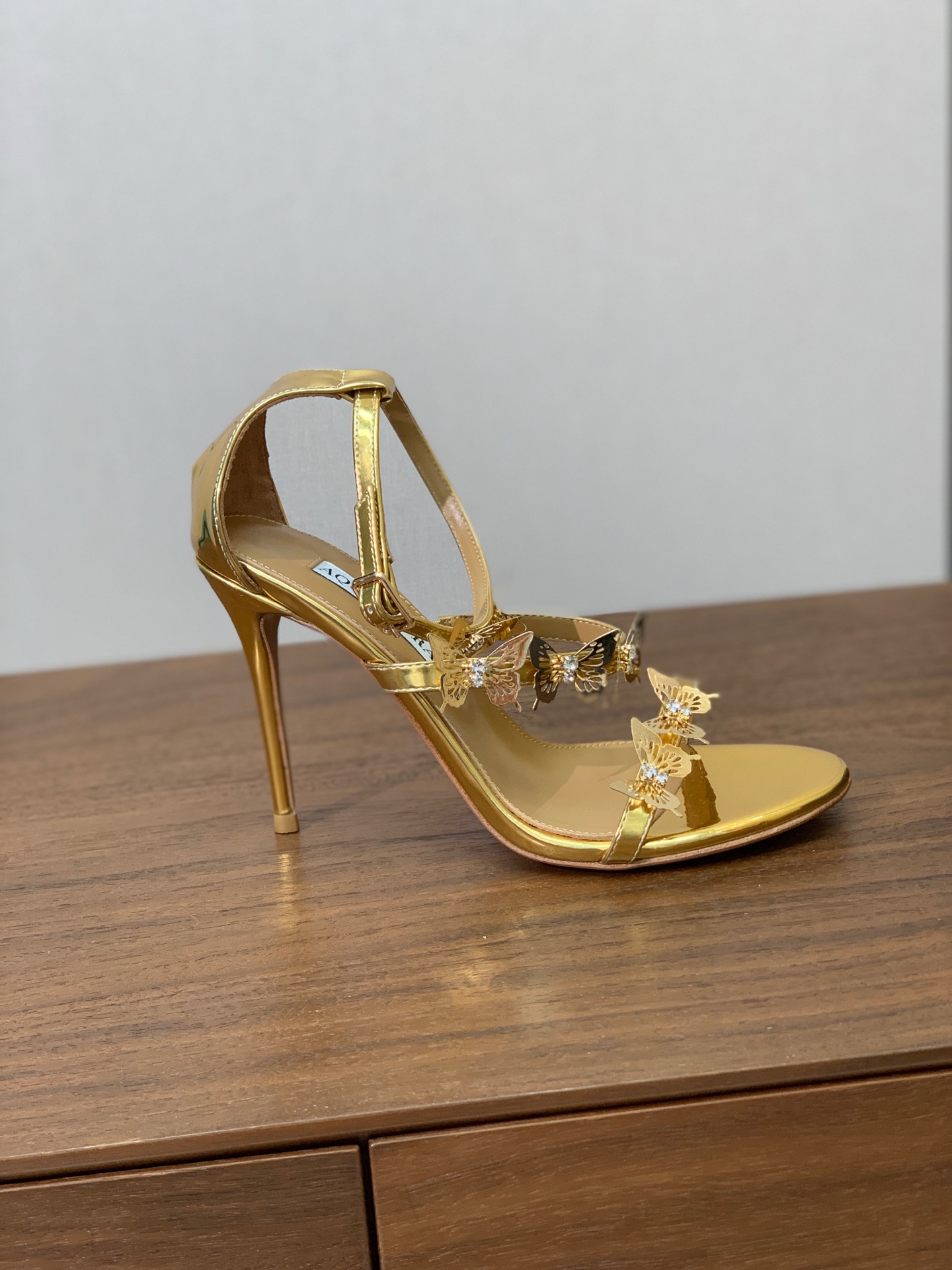 【AQUAZZUR* 】蝴蝶扣凉鞋。性感的代言品牌。鞋面羊京、镜面皮。羊皮垫脚，真皮大底。跟高9.5cm 码数：35-4
