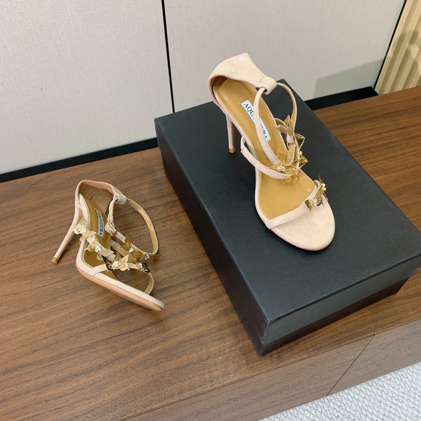 【AQUAZZUR* 】蝴蝶扣凉鞋。性感的代言品牌。鞋面羊京、镜面皮。羊皮垫脚，真皮大底。跟高9.5cm 码数：35-4