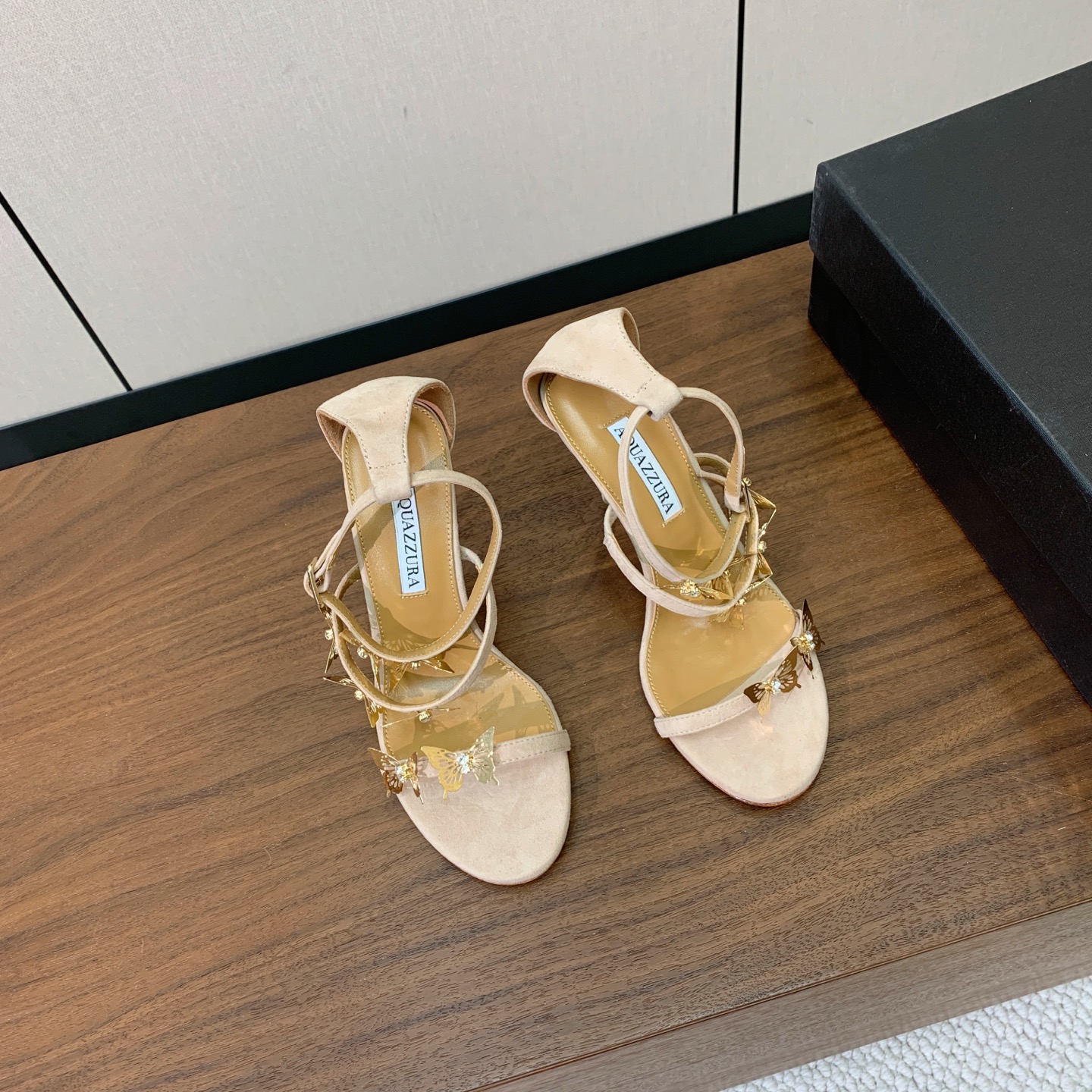【AQUAZZUR* 】蝴蝶扣凉鞋。性感的代言品牌。鞋面羊京、镜面皮。羊皮垫脚，真皮大底。跟高9.5cm 码数：35-4