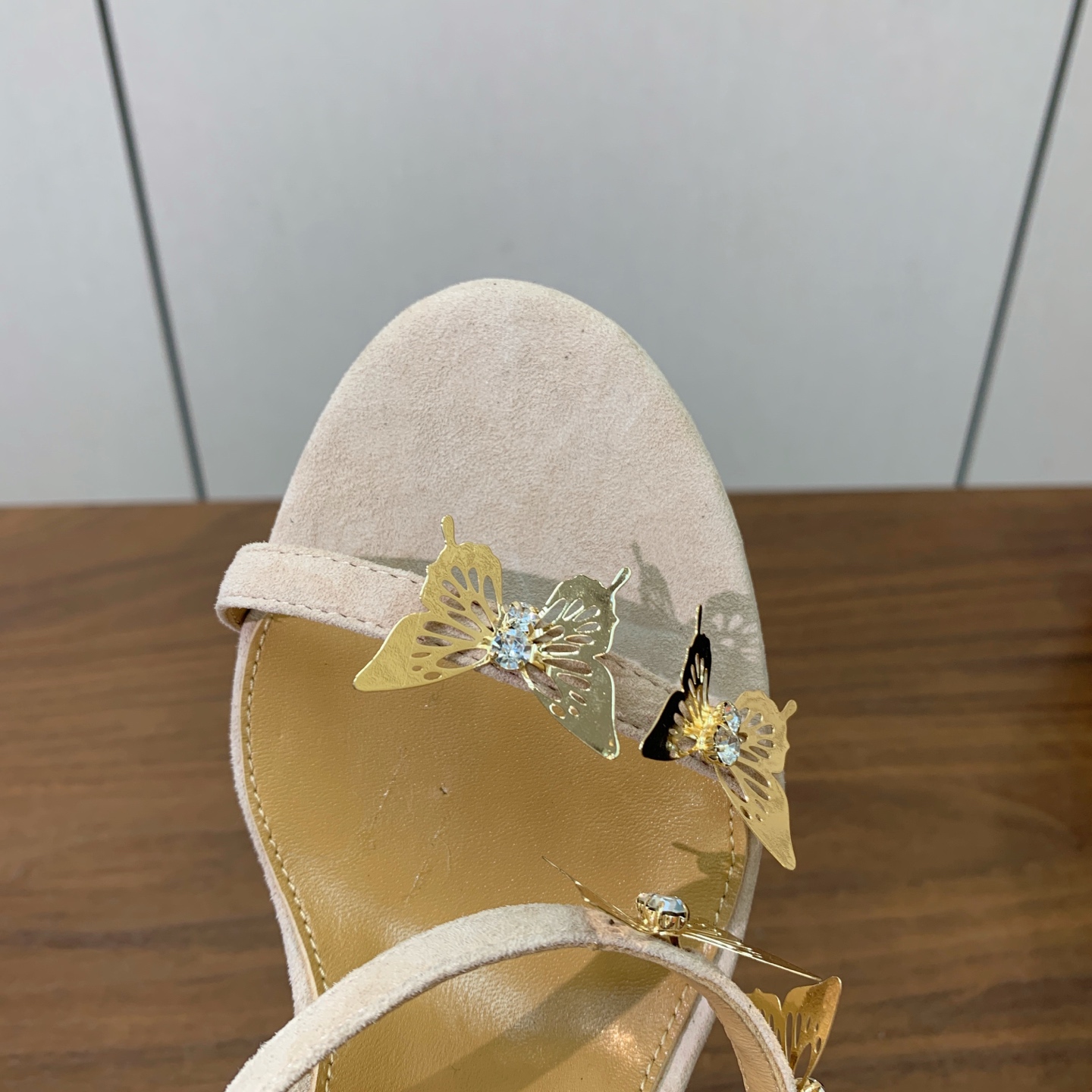 【AQUAZZUR* 】蝴蝶扣凉鞋。性感的代言品牌。鞋面羊京、镜面皮。羊皮垫脚，真皮大底。跟高9.5cm 码数：35-4