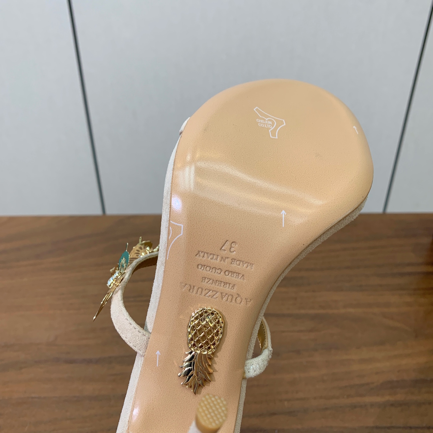 【AQUAZZUR* 】蝴蝶扣凉鞋。性感的代言品牌。鞋面羊京、镜面皮。羊皮垫脚，真皮大底。跟高9.5cm 码数：35-4