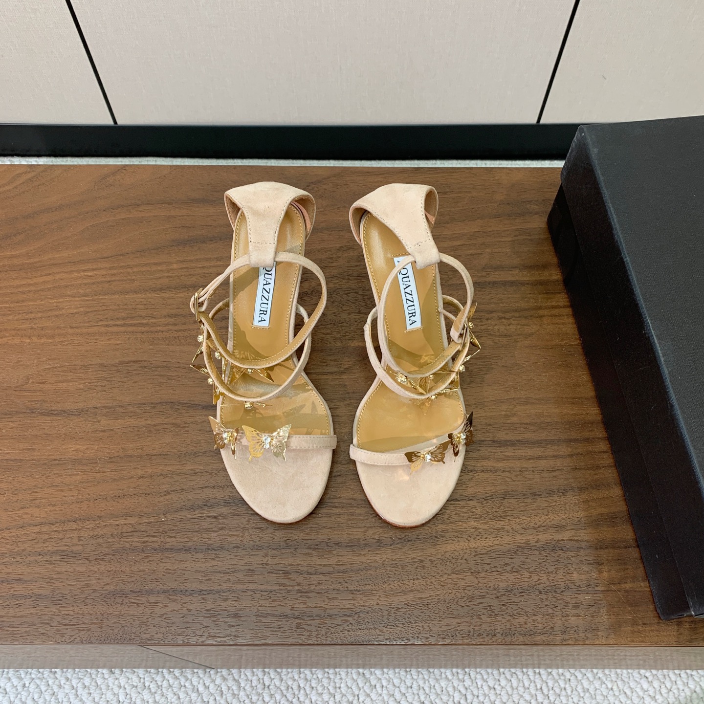【AQUAZZUR* 】蝴蝶扣凉鞋。性感的代言品牌。鞋面羊京、镜面皮。羊皮垫脚,真皮大底。跟高9.5cm 码数:35-4 【AQUAZZUR* 】蝴蝶扣凉鞋。性感的代言品牌。鞋面羊京、镜面皮。羊皮垫脚,真皮大底。跟高9.5cm 码数:35-4