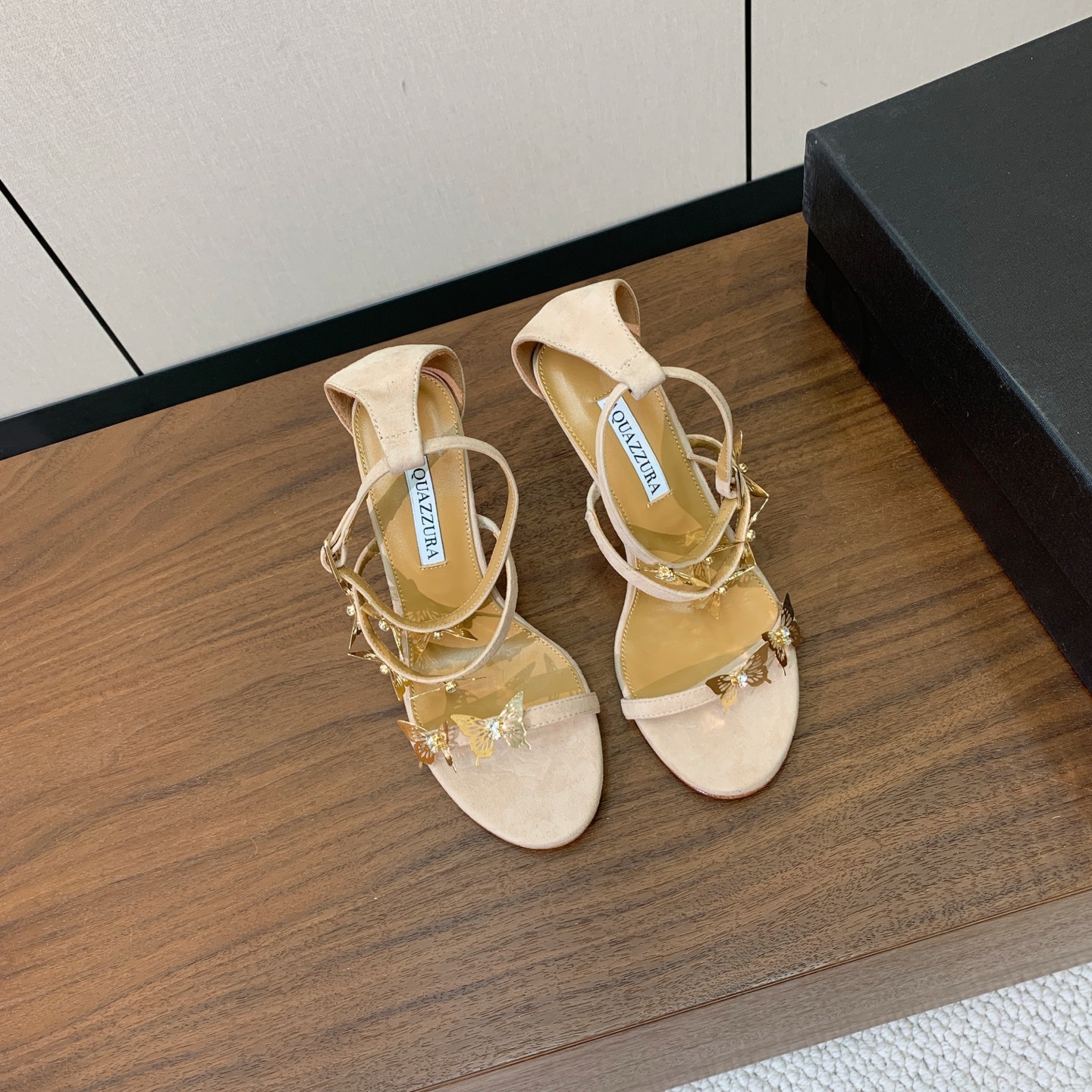 【AQUAZZUR* 】蝴蝶扣凉鞋。性感的代言品牌。鞋面羊京、镜面皮。羊皮垫脚，真皮大底。跟高9.5cm 码数：35-4