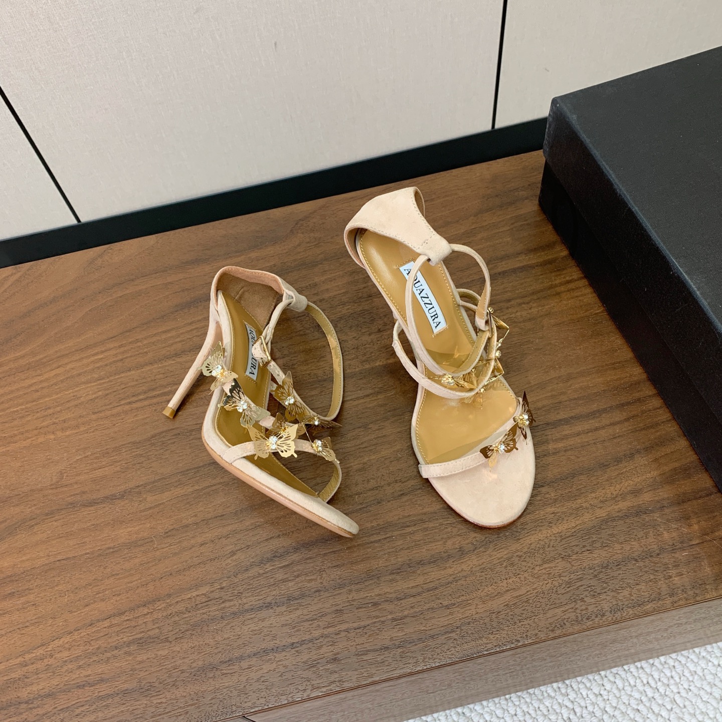 【AQUAZZUR* 】蝴蝶扣凉鞋。性感的代言品牌。鞋面羊京、镜面皮。羊皮垫脚，真皮大底。跟高9.5cm 码数：35-4