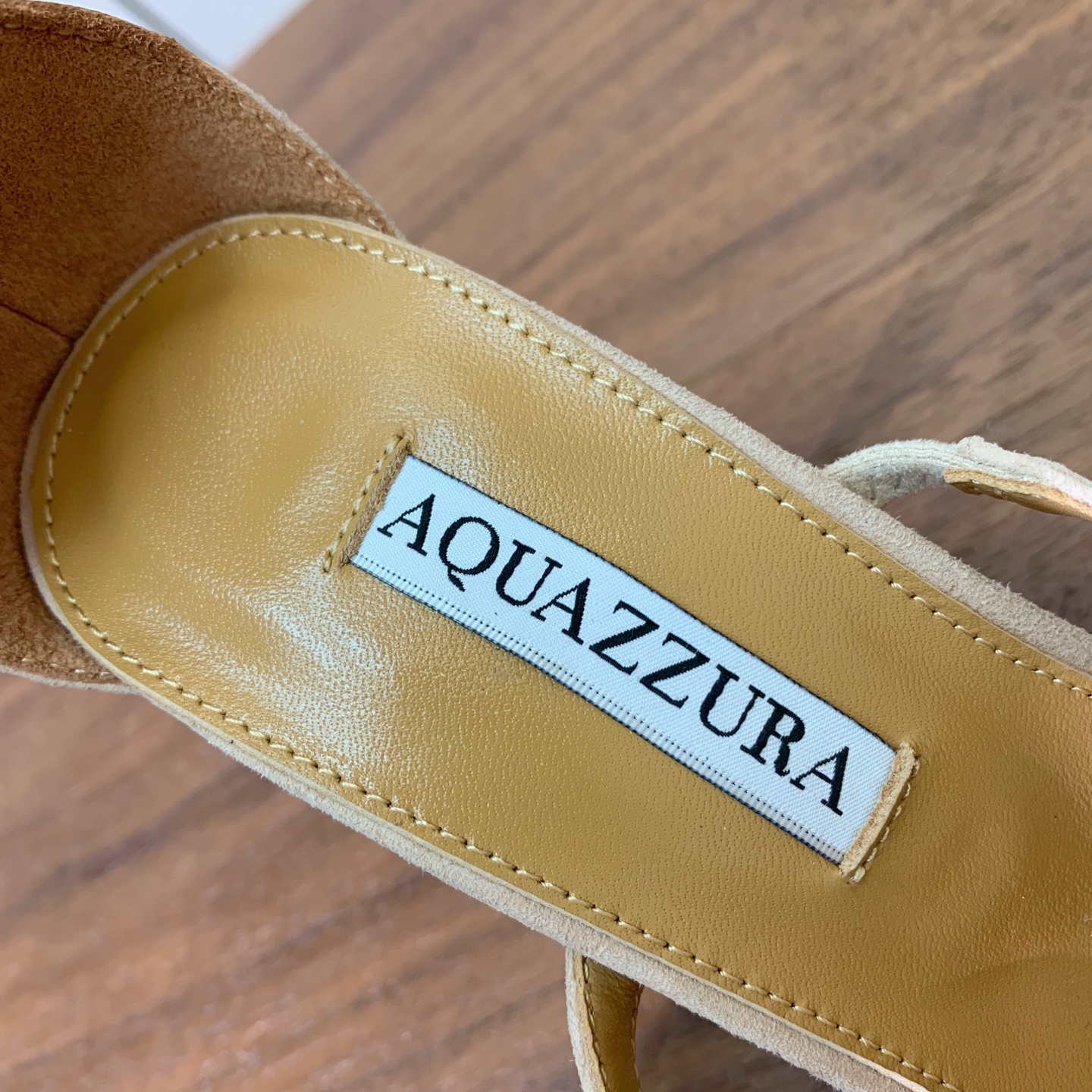 【AQUAZZUR* 】蝴蝶扣凉鞋。性感的代言品牌。鞋面羊京、镜面皮。羊皮垫脚，真皮大底。跟高9.5cm 码数：35-4