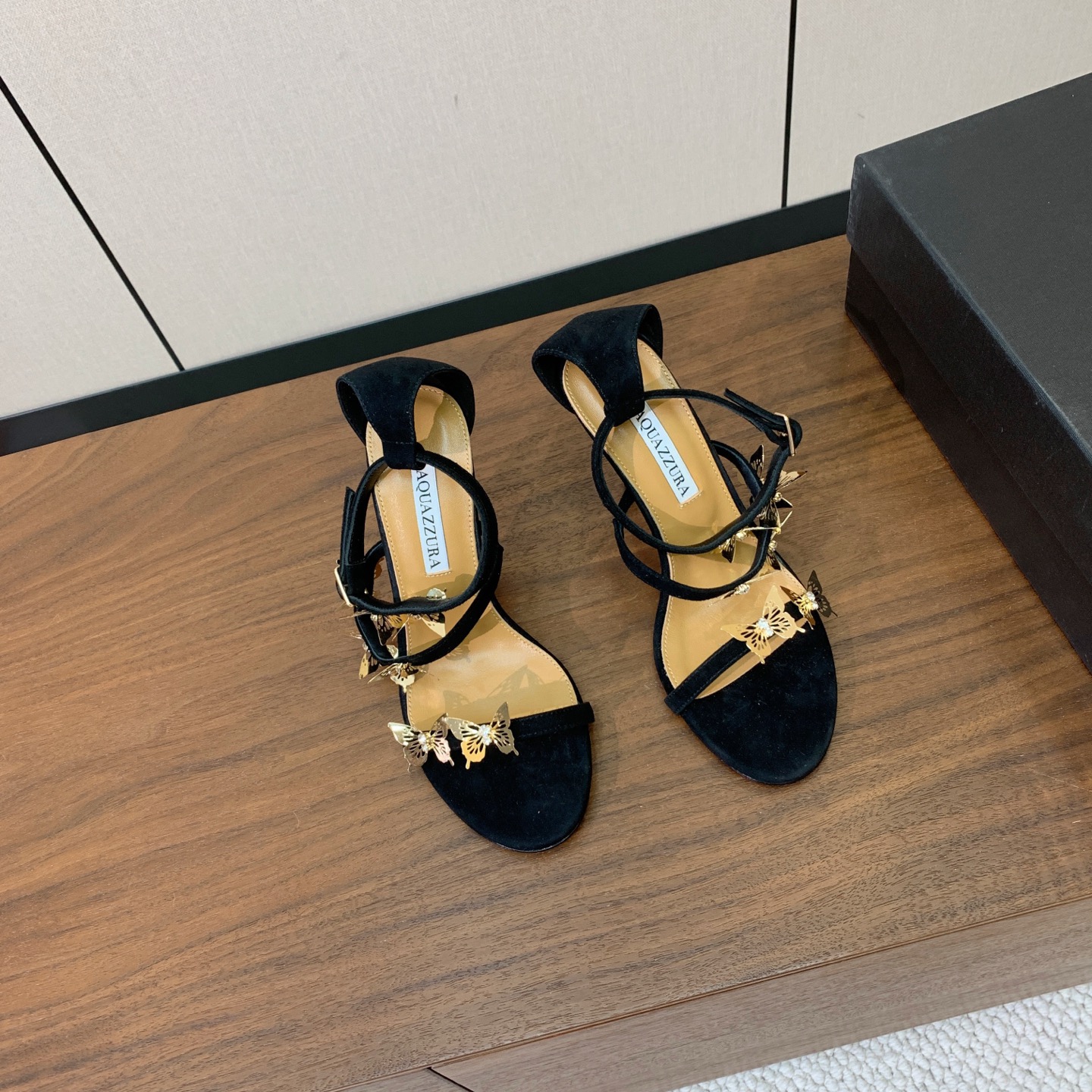 【AQUAZZUR* 】蝴蝶扣凉鞋。性感的代言品牌。鞋面羊京、镜面皮。羊皮垫脚，真皮大底。跟高9.5cm 码数：35-4