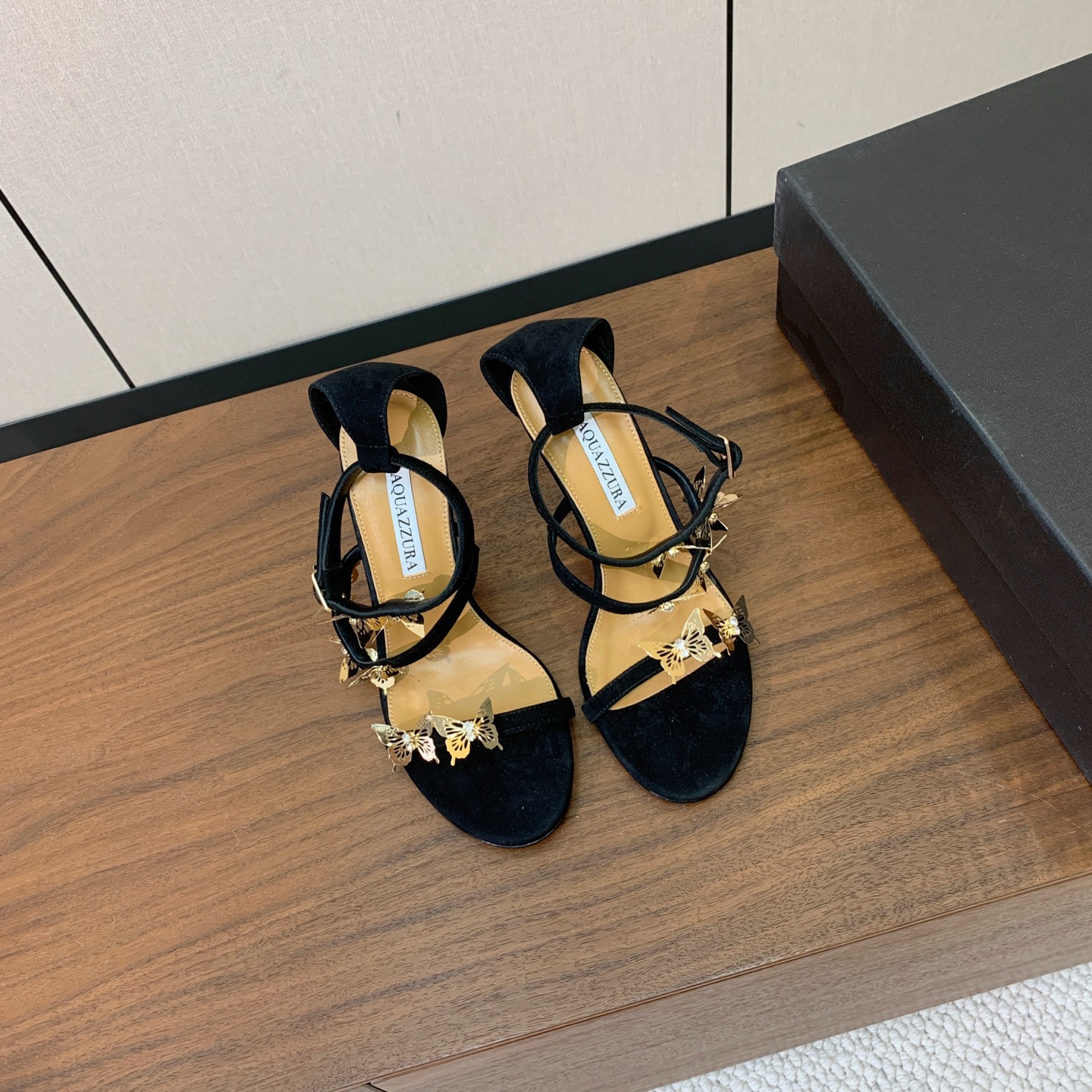 【AQUAZZUR* 】蝴蝶扣凉鞋。性感的代言品牌。鞋面羊京、镜面皮。羊皮垫脚，真皮大底。跟高9.5cm 码数：35-4