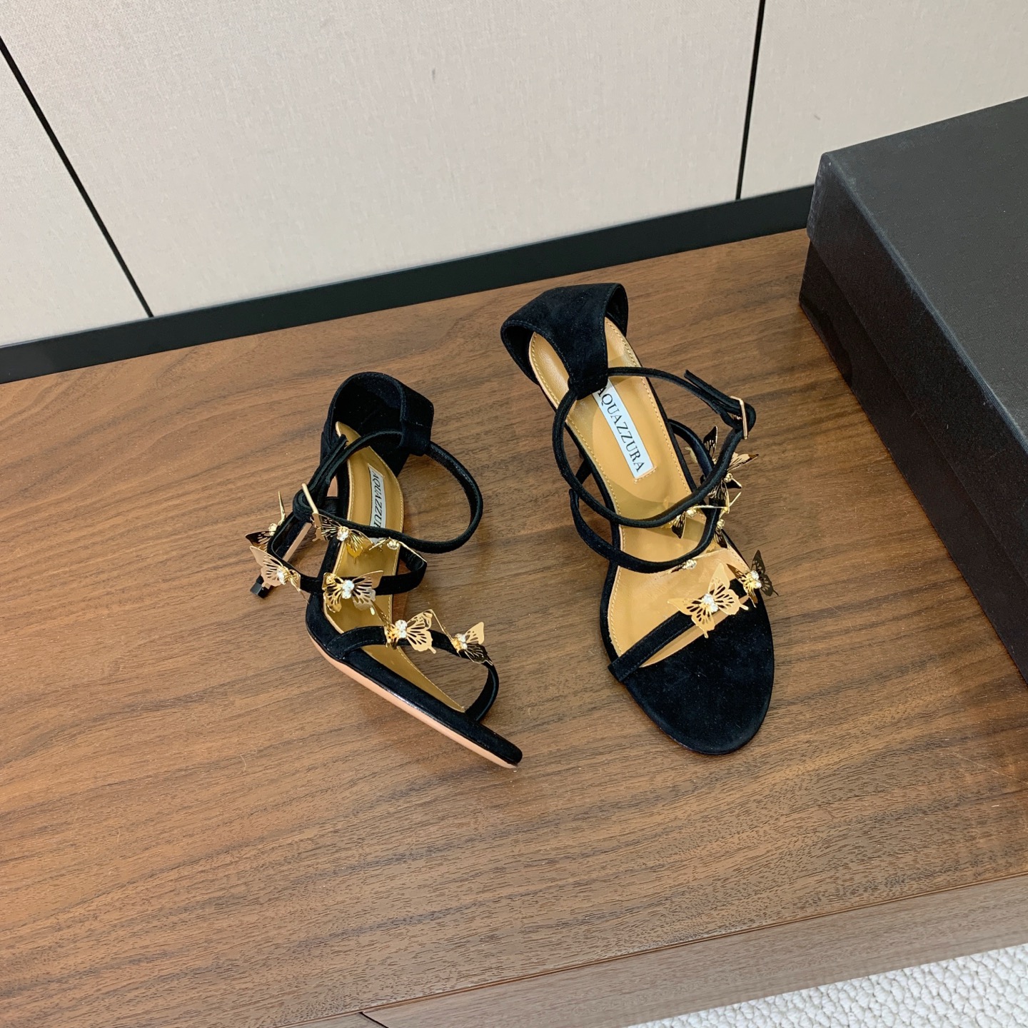 【AQUAZZUR* 】蝴蝶扣凉鞋。性感的代言品牌。鞋面羊京、镜面皮。羊皮垫脚，真皮大底。跟高9.5cm 码数：35-4