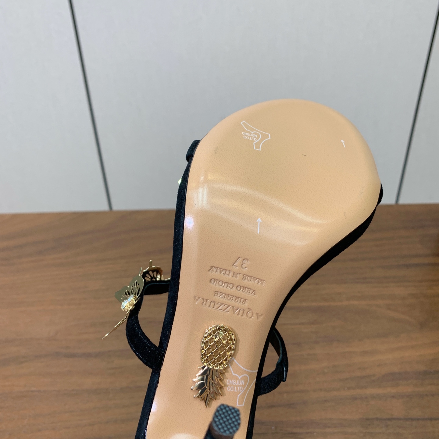 【AQUAZZUR* 】蝴蝶扣凉鞋。性感的代言品牌。鞋面羊京、镜面皮。羊皮垫脚，真皮大底。跟高9.5cm 码数：35-4