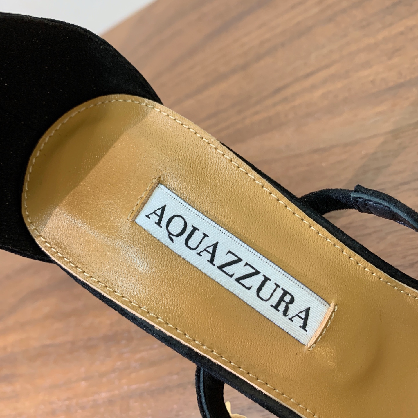 【AQUAZZUR* 】蝴蝶扣凉鞋。性感的代言品牌。鞋面羊京、镜面皮。羊皮垫脚，真皮大底。跟高9.5cm 码数：35-4