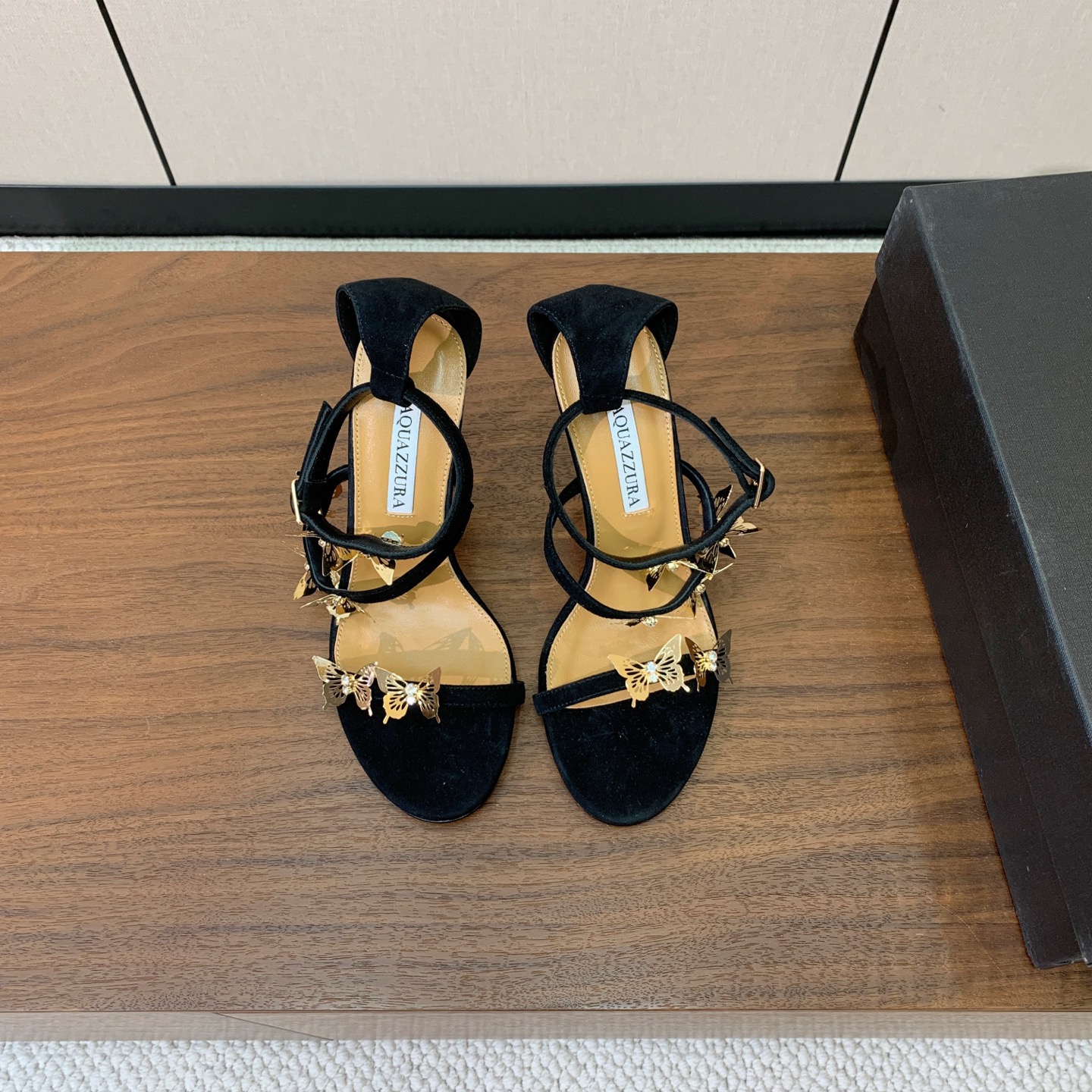 【AQUAZZUR* 】蝴蝶扣凉鞋。性感的代言品牌。鞋面羊京、镜面皮。羊皮垫脚,真皮大底。跟高9.5cm 码数:35-4 【AQUAZZUR* 】蝴蝶扣凉鞋。性感的代言品牌。鞋面羊京、镜面皮。羊皮垫脚,真皮大底。跟高9.5cm 码数:35-4