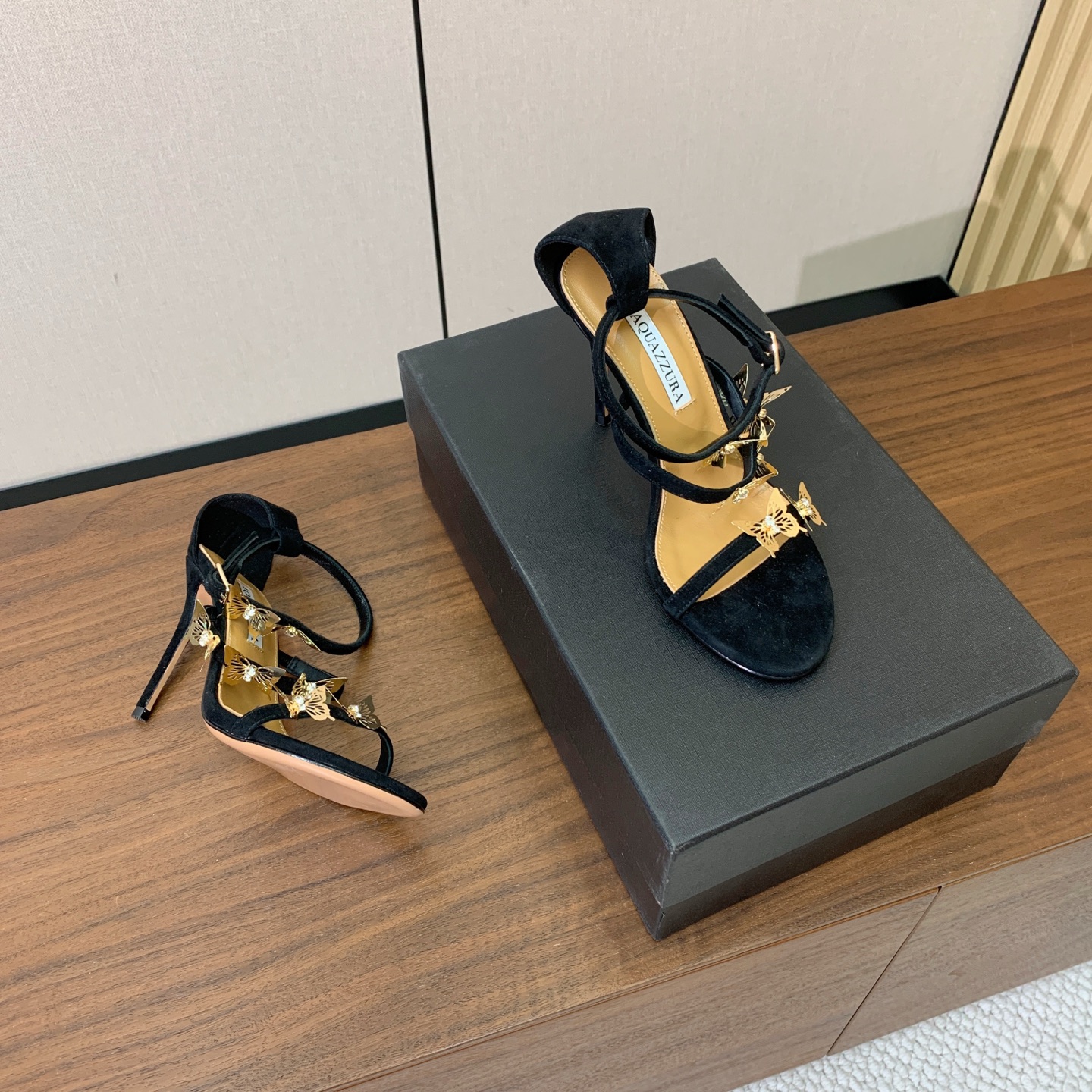 【AQUAZZUR* 】蝴蝶扣凉鞋。性感的代言品牌。鞋面羊京、镜面皮。羊皮垫脚，真皮大底。跟高9.5cm 码数：35-4