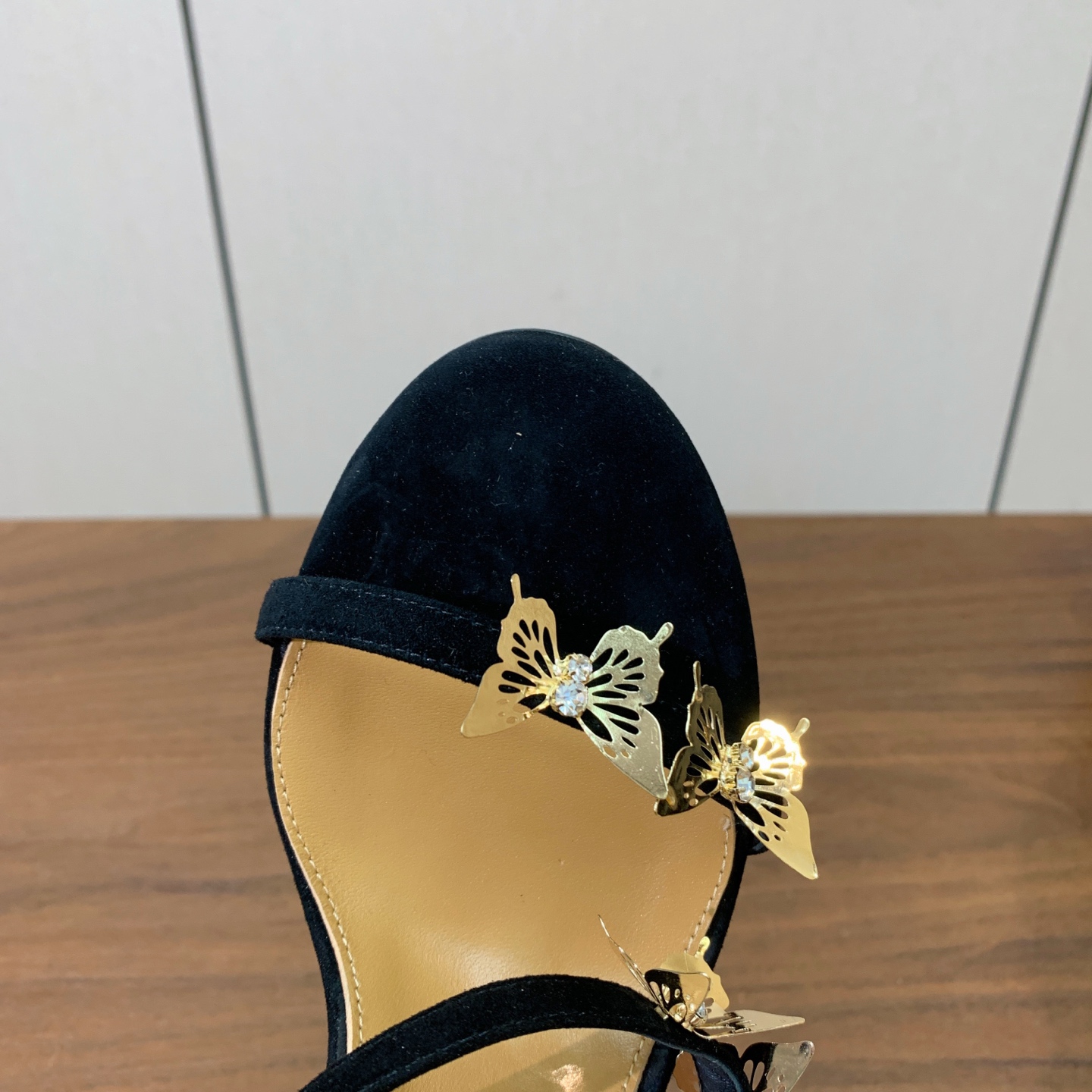 【AQUAZZUR* 】蝴蝶扣凉鞋。性感的代言品牌。鞋面羊京、镜面皮。羊皮垫脚，真皮大底。跟高9.5cm 码数：35-4