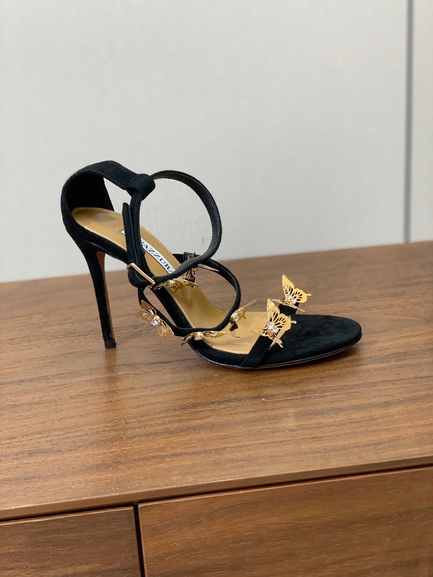 【AQUAZZUR* 】蝴蝶扣凉鞋。性感的代言品牌。鞋面羊京、镜面皮。羊皮垫脚，真皮大底。跟高9.5cm 码数：35-4