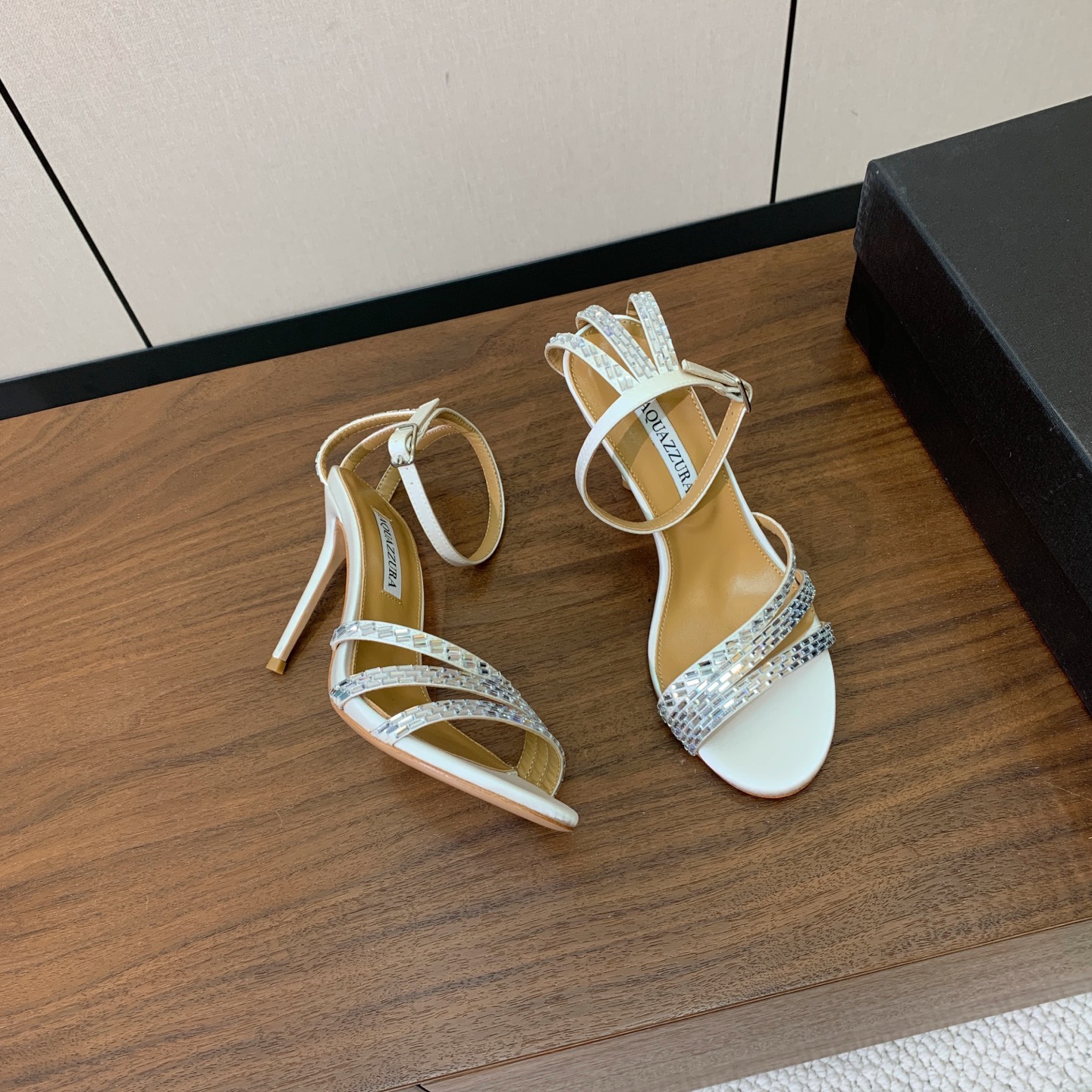 【AQUAZZUR* 】钻面凉鞋。性感的代言品牌。鞋面羊京、真丝烫钻。羊皮垫脚，真皮大底。跟高9.5cm 码数：35-4