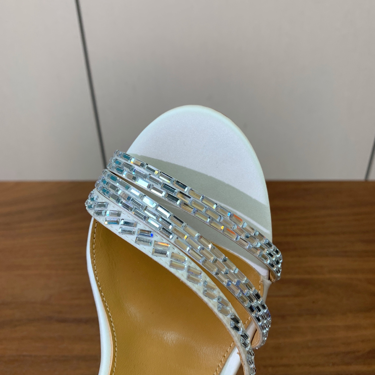 【AQUAZZUR* 】钻面凉鞋。性感的代言品牌。鞋面羊京、真丝烫钻。羊皮垫脚，真皮大底。跟高9.5cm 码数：35-4