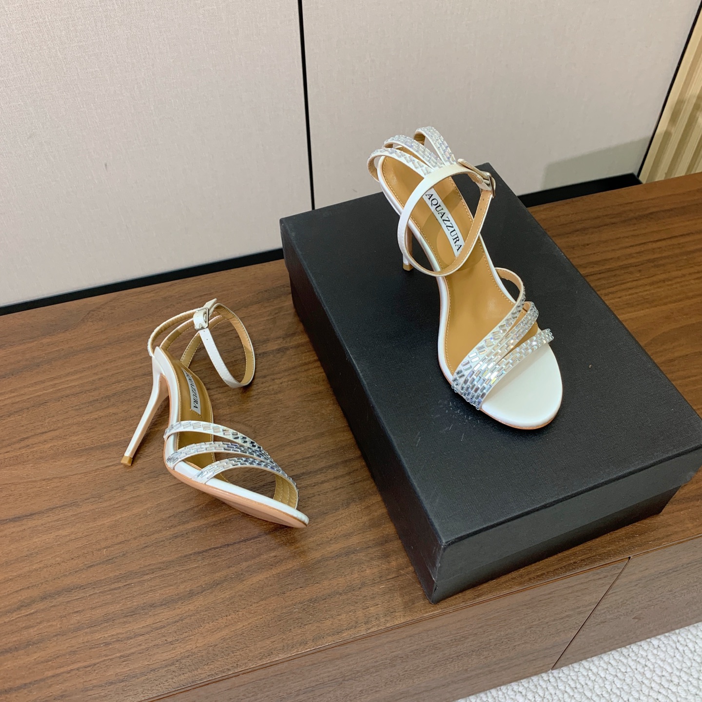 【AQUAZZUR* 】钻面凉鞋。性感的代言品牌。鞋面羊京、真丝烫钻。羊皮垫脚，真皮大底。跟高9.5cm 码数：35-4