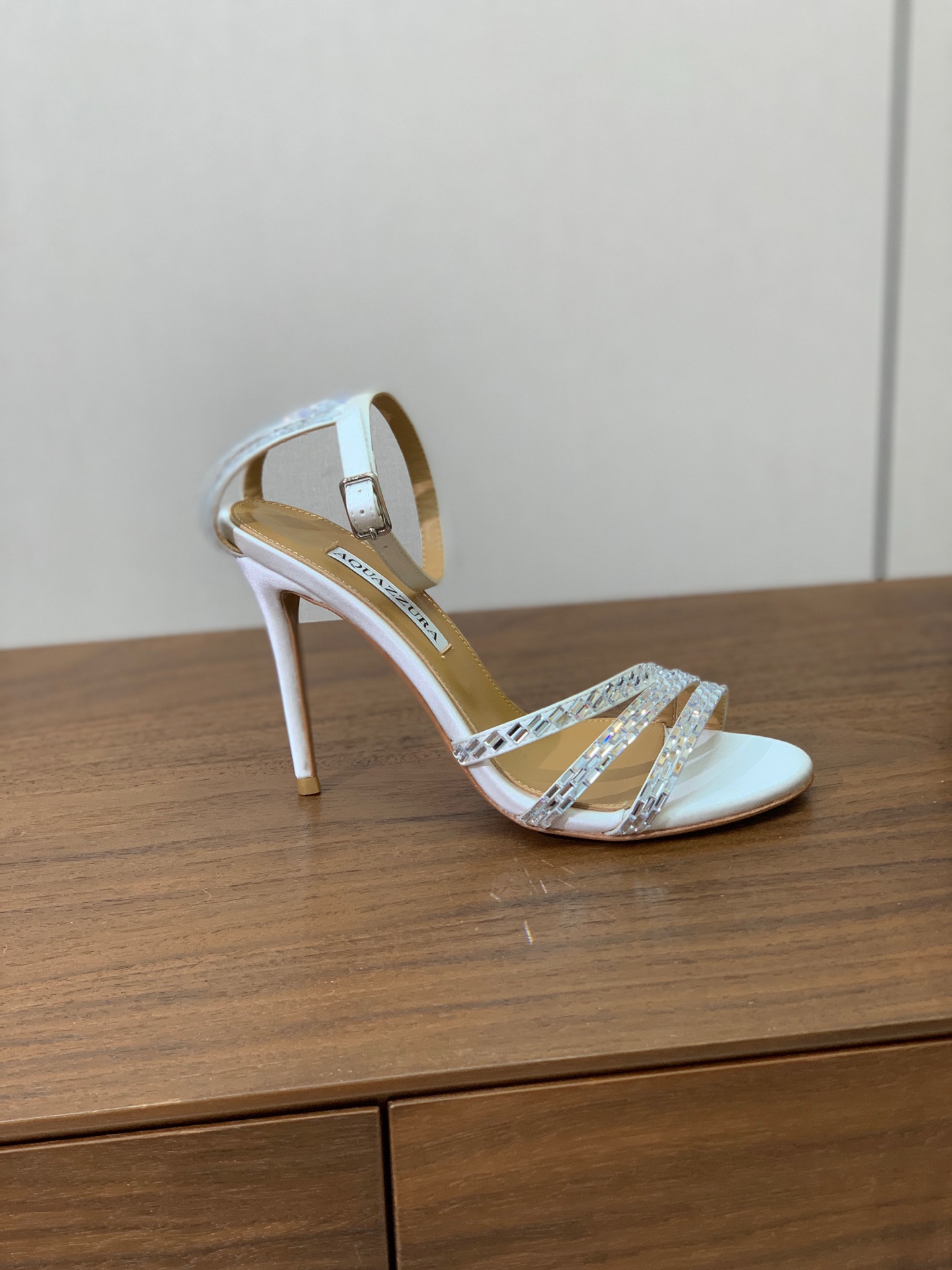 【AQUAZZUR* 】钻面凉鞋。性感的代言品牌。鞋面羊京、真丝烫钻。羊皮垫脚，真皮大底。跟高9.5cm 码数：35-4
