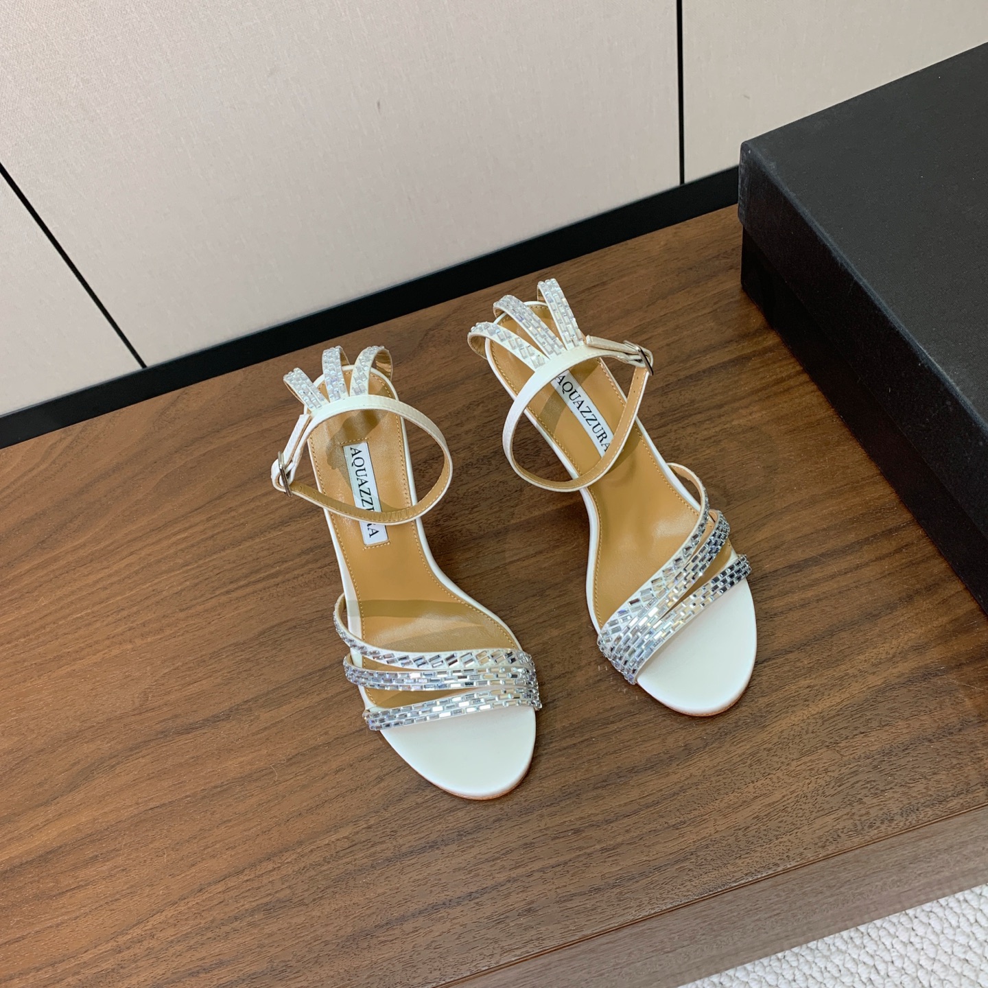 【AQUAZZUR* 】钻面凉鞋。性感的代言品牌。鞋面羊京、真丝烫钻。羊皮垫脚，真皮大底。跟高9.5cm 码数：35-4