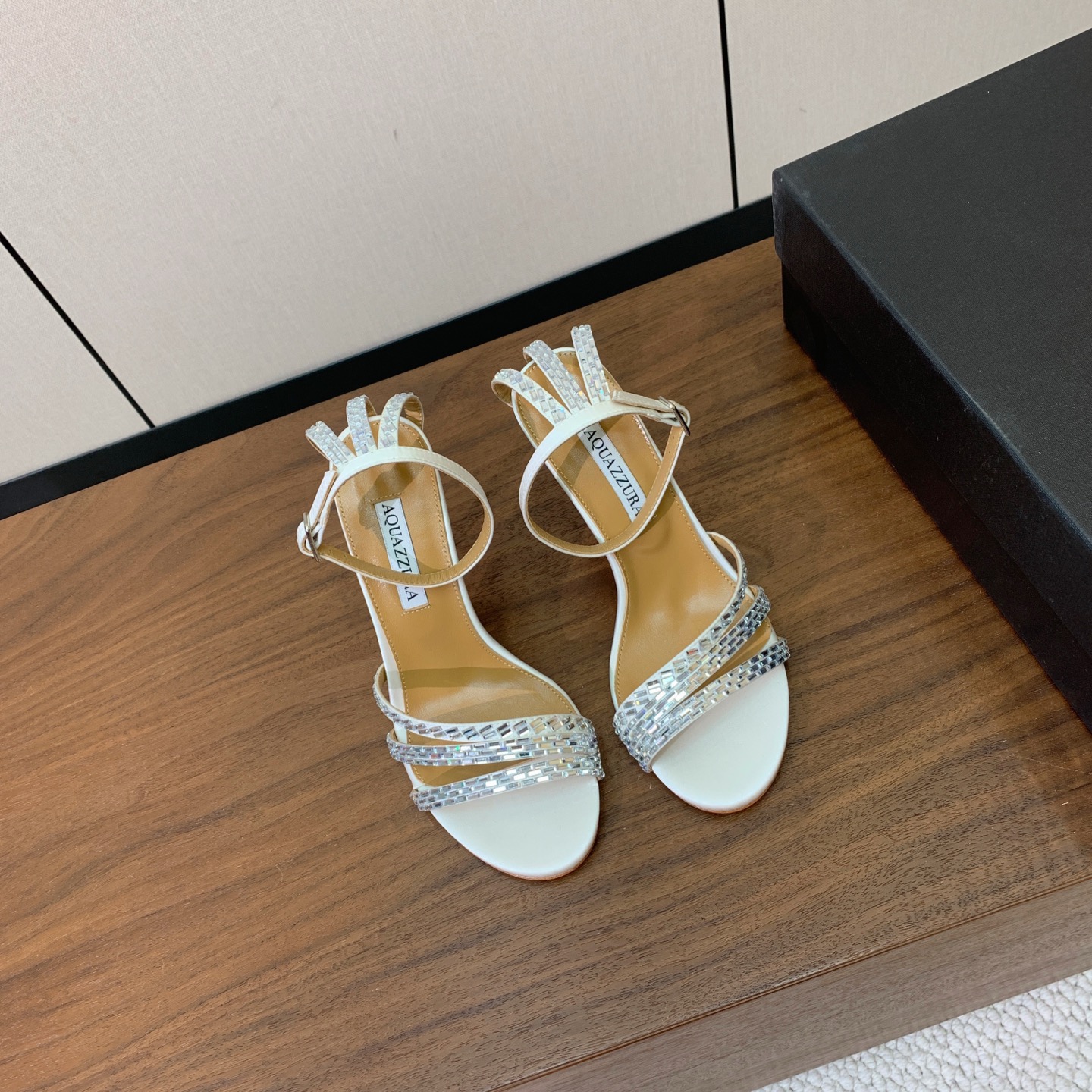 【AQUAZZUR* 】钻面凉鞋。性感的代言品牌。鞋面羊京、真丝烫钻。羊皮垫脚，真皮大底。跟高9.5cm 码数：35-4